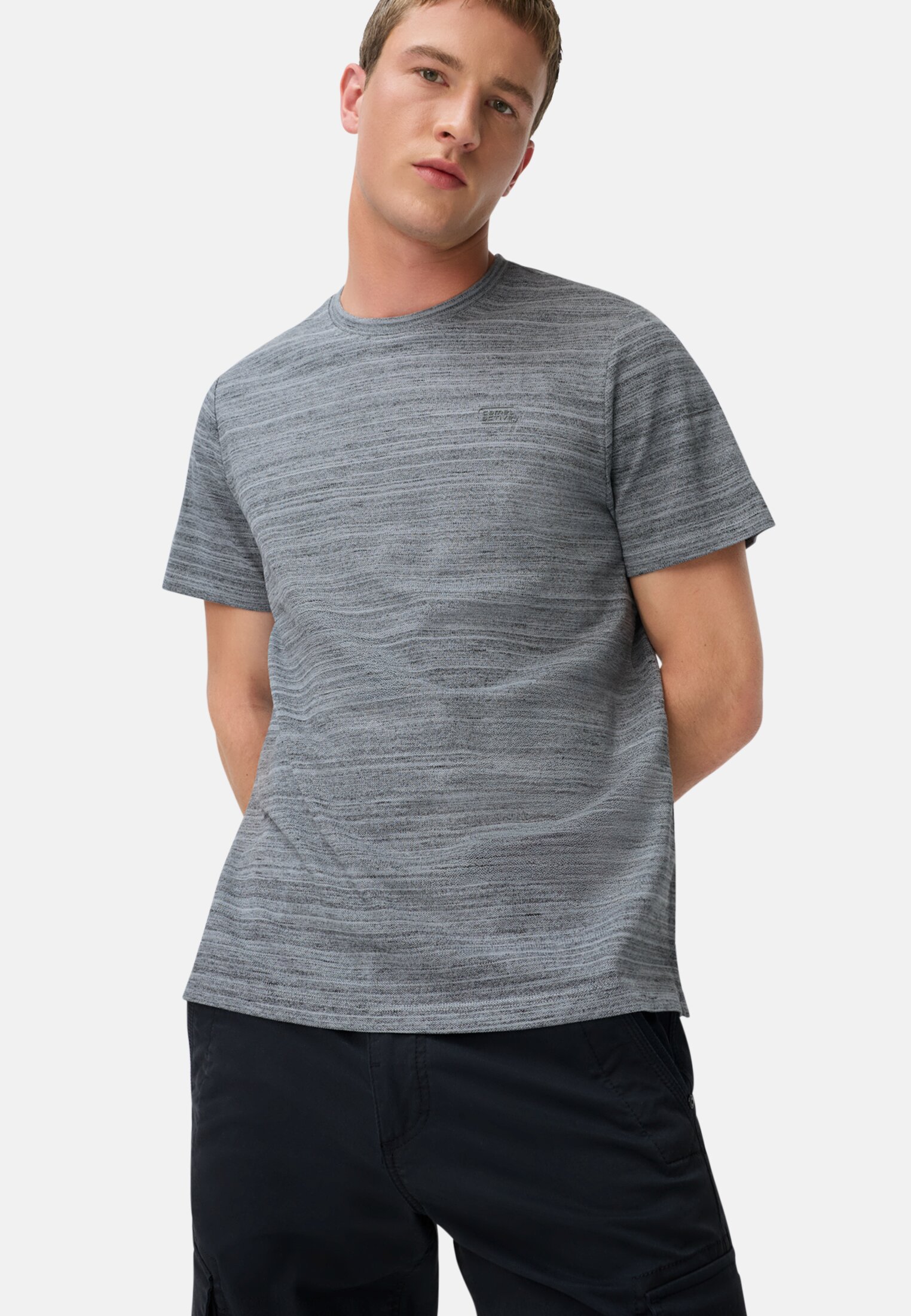 Herren T-Shirt mit Cooling Performance Steinblau getragen emotional