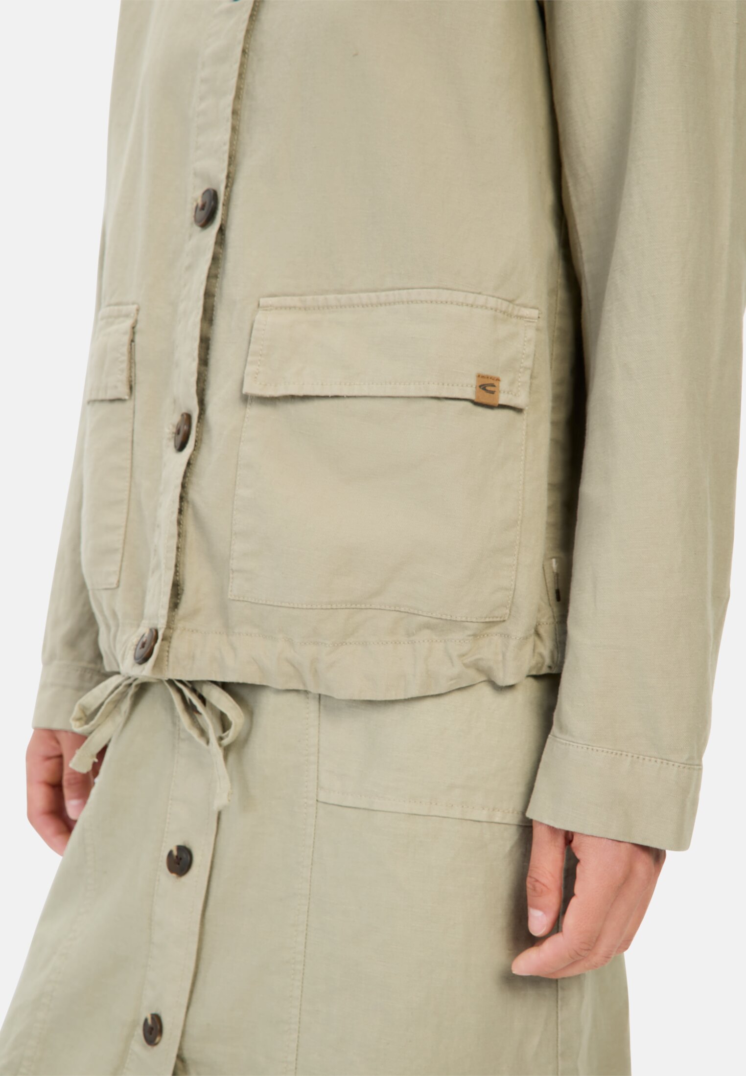 camelactive_Blazer_Dark_Straw_344190-5F98-19_M5 Women Lightweight blazer made from a linen blend Beige worn detail close