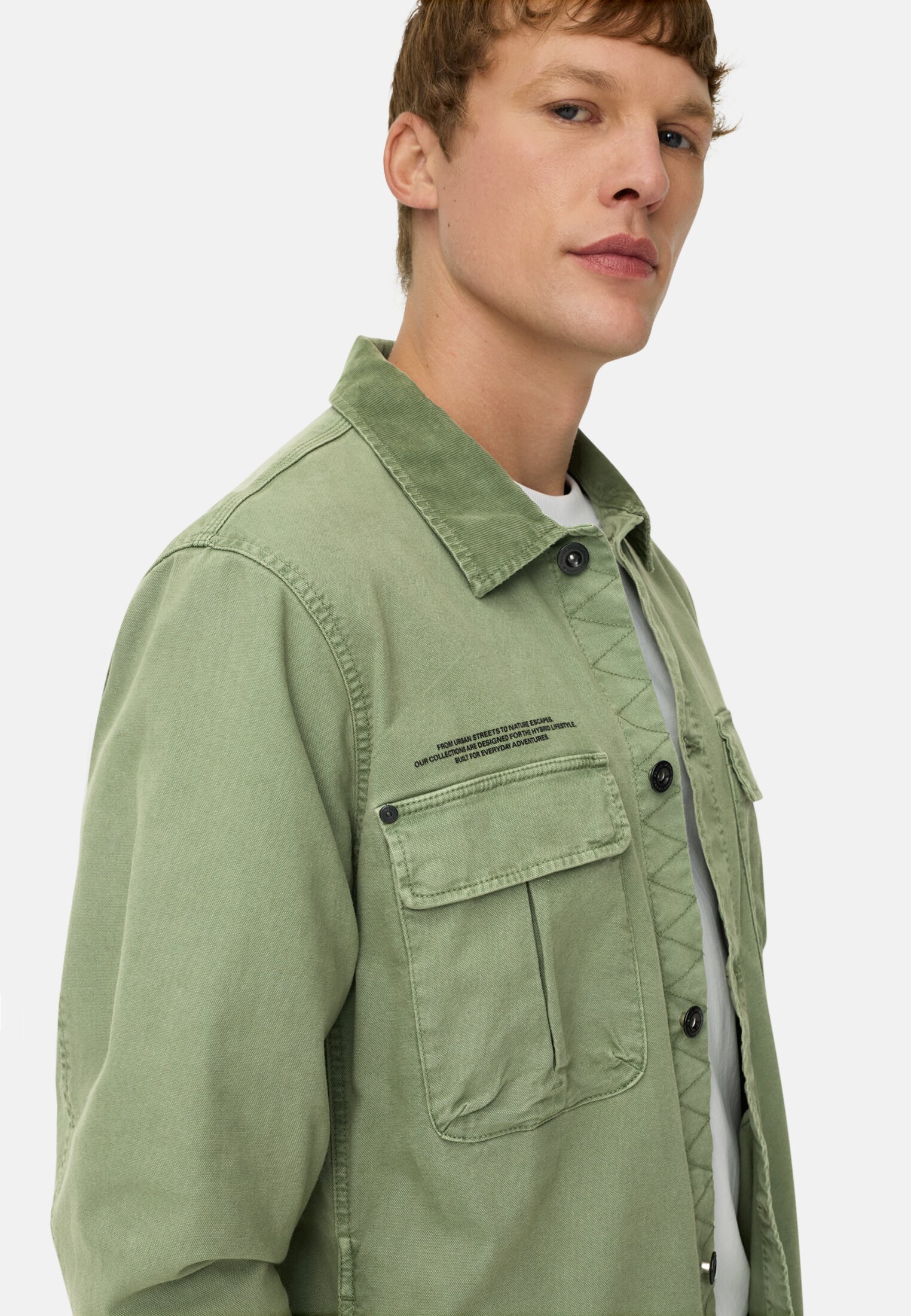 Herren Overshirt mit Pattentaschen und 2-Wege Stretch Blattgrün getragen detailliert nah