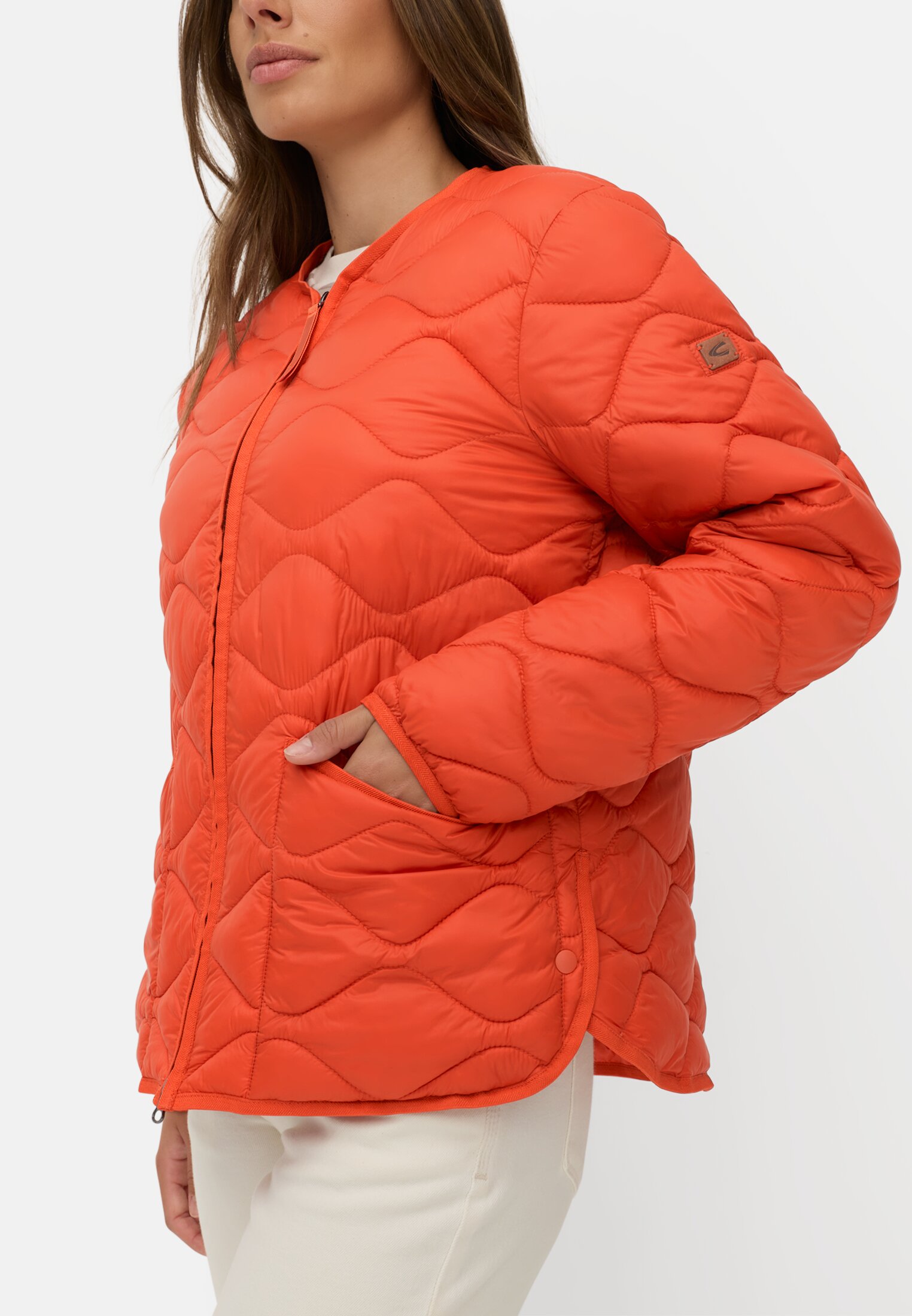 Women Quilted jacket with 2-way zipper Orange worn detail close