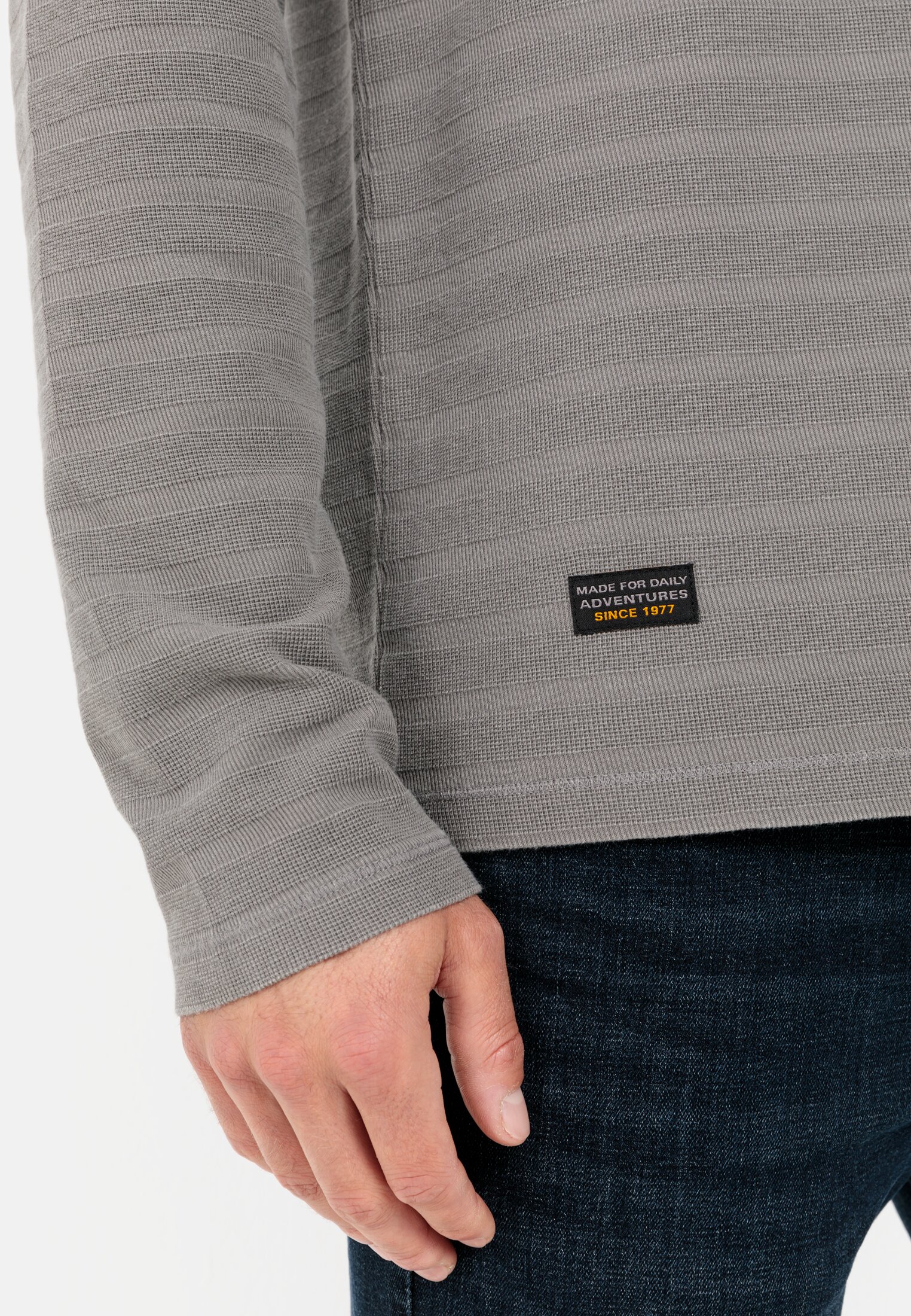 Herren Langarm Henleyshirt aus reiner Baumwolle Grau getragen detailliert nah