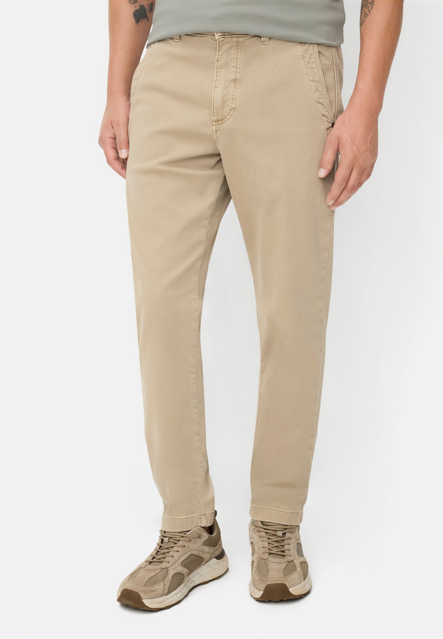 Heren fleXXXactive® Regular Fit Explorer Chino Beige gedragen voor