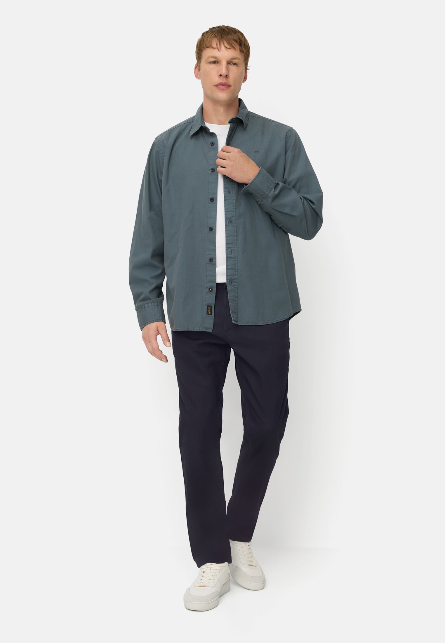 Herren Relaxed Fit Hose mit wärmenden Futter Dunkelblau getragen vorne Ganzkörper