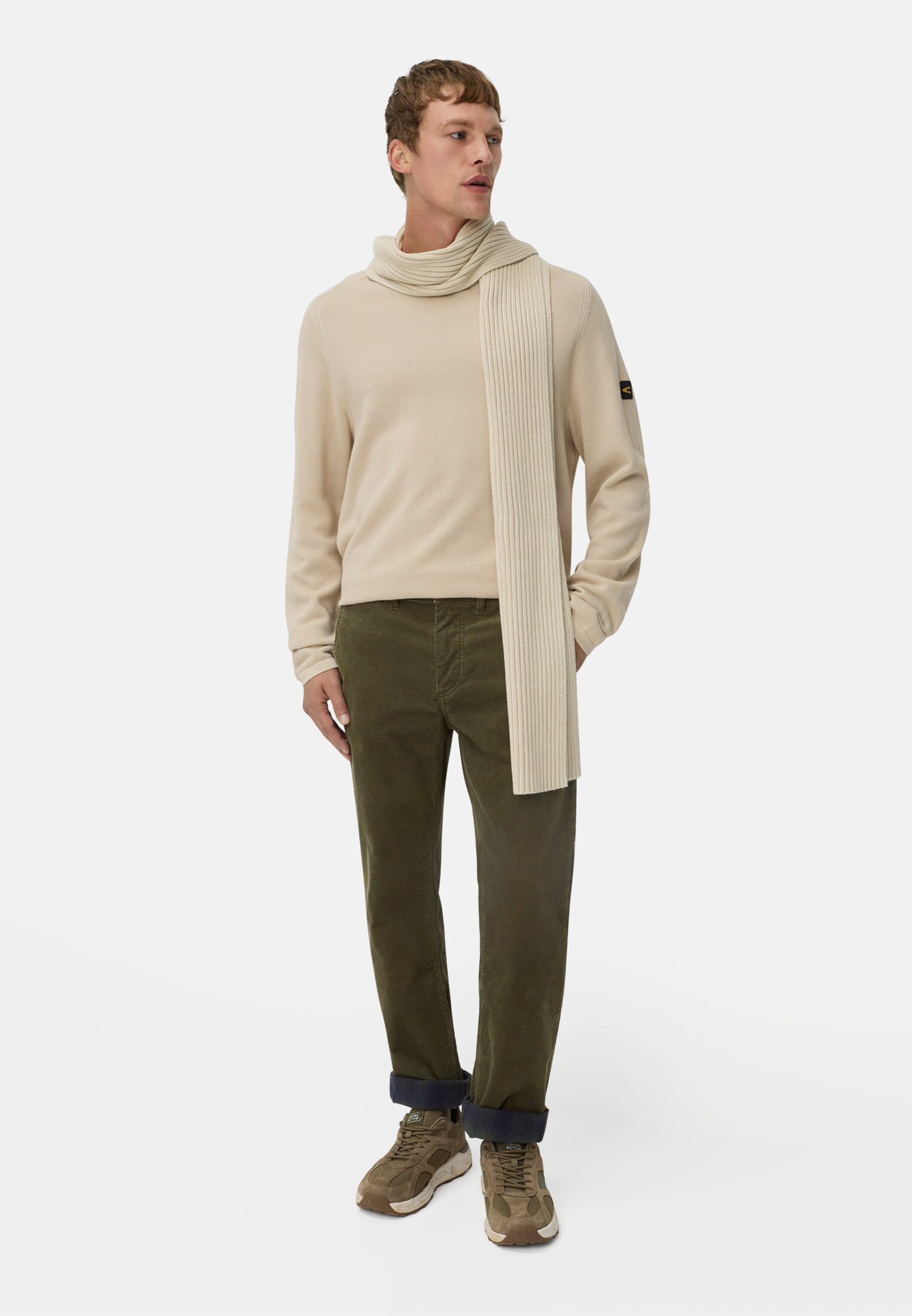 Herren Chino Thermo mit wärmeisolierender Funktion Waldgrün getragen vorne Ganzkörper