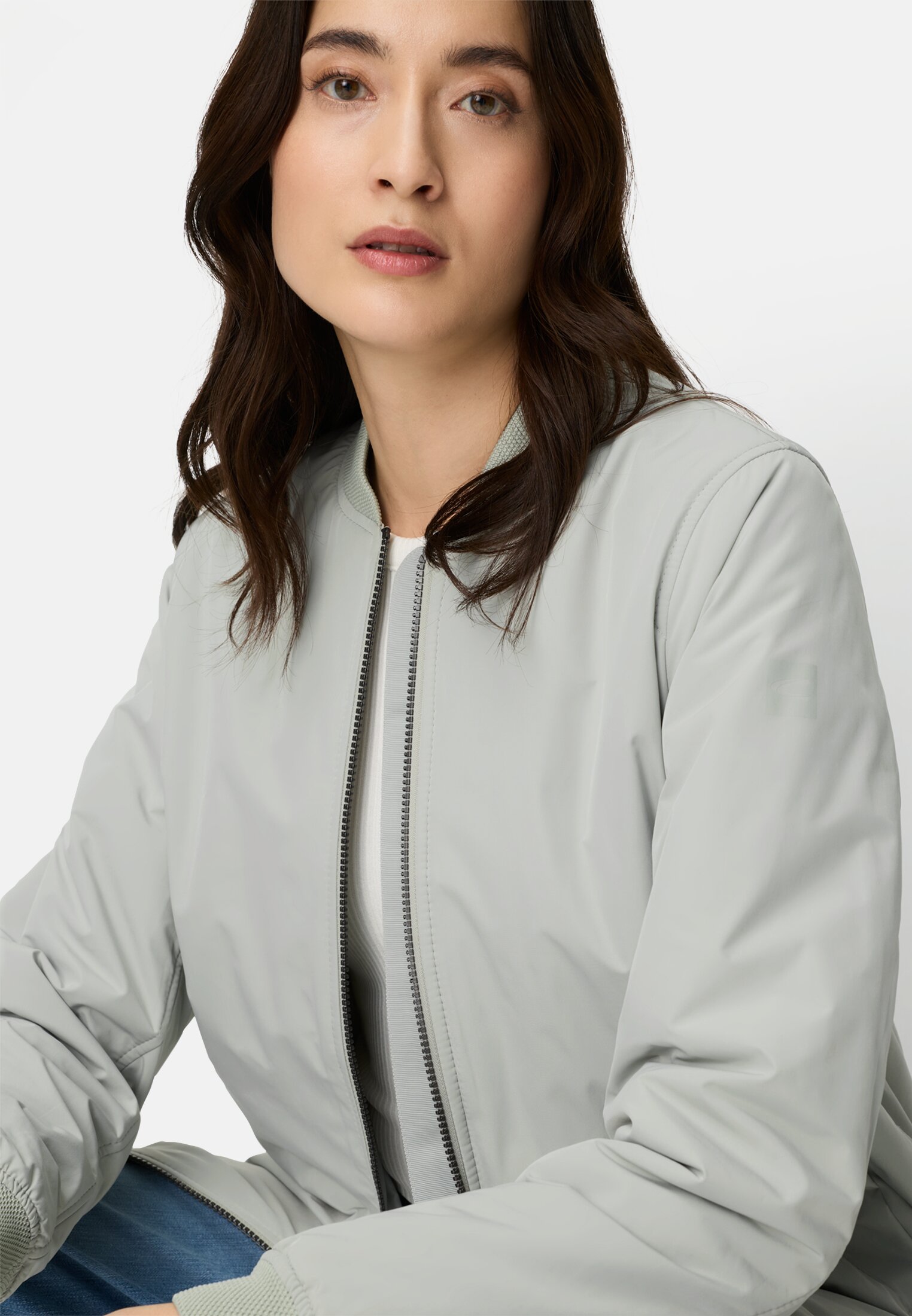 Damen Mantel mit 2-Wege-Reißverschluss Salbei getragen emotional