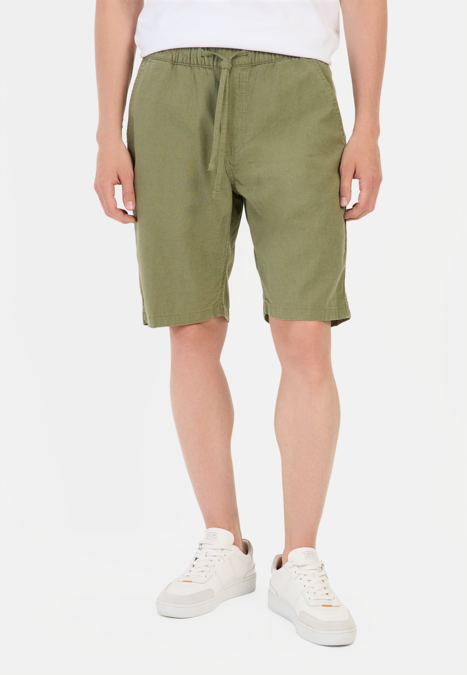 Herren Chino Shorts mit elastischem Bund Grün getragen vorn