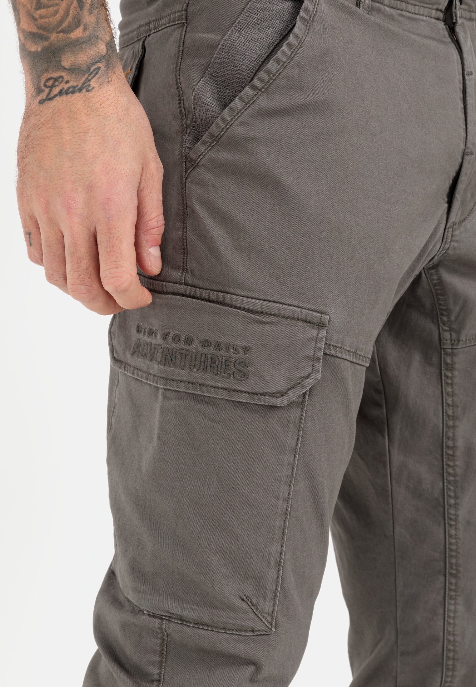 Men Tapered fit cargo pants Grey worn detail close