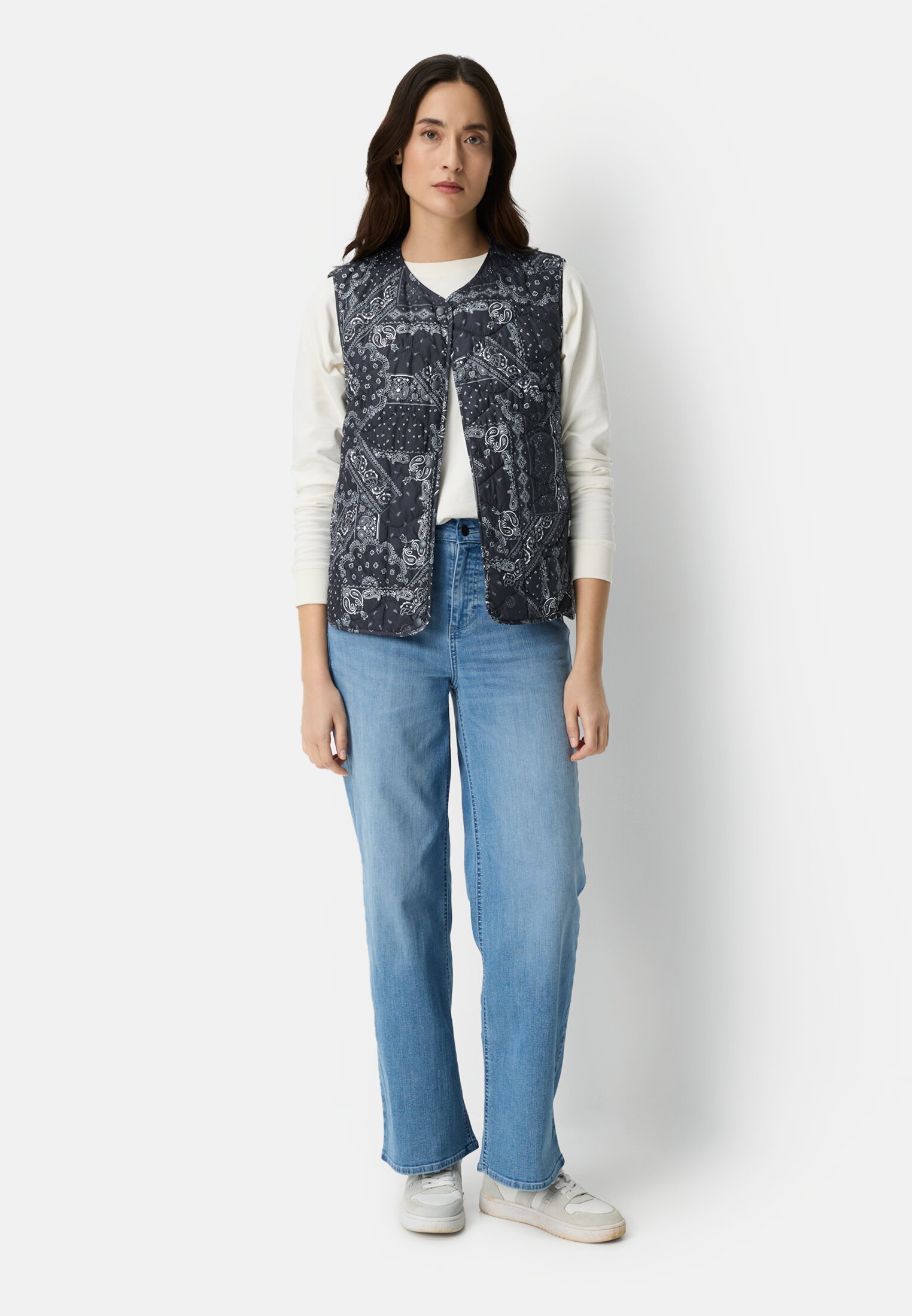 Damen Weste mit Seitentaschen Dunkelblau getragen vorne Ganzkörper