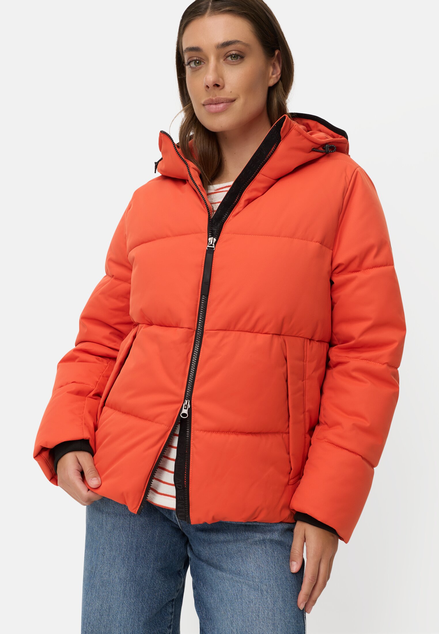 Damen Gefütterte Jacke mit reflektierenden Details Orange getragen emotional