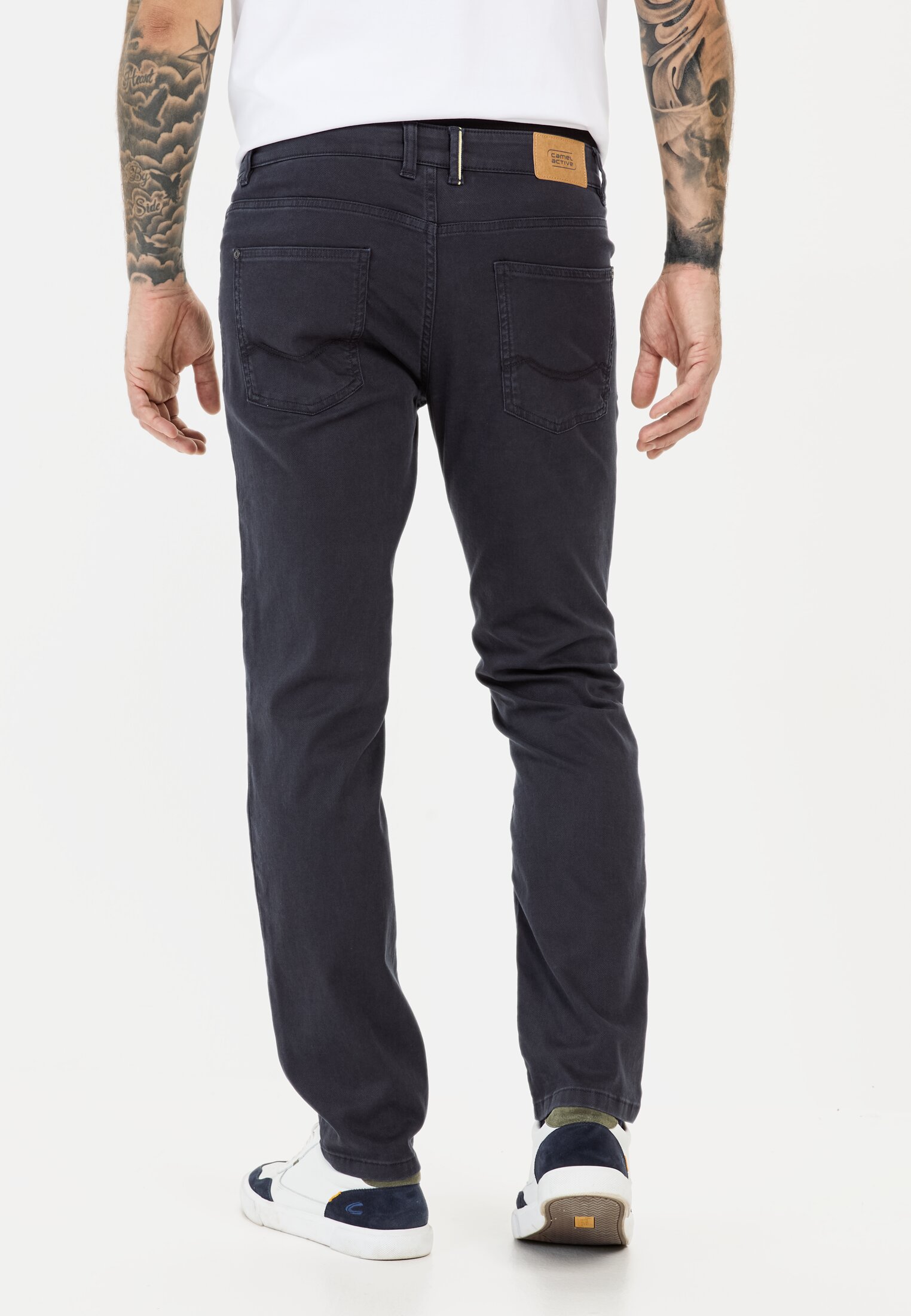 Herren Regular Fit 5-Pocket Hose Dunkelblau getragen hinten