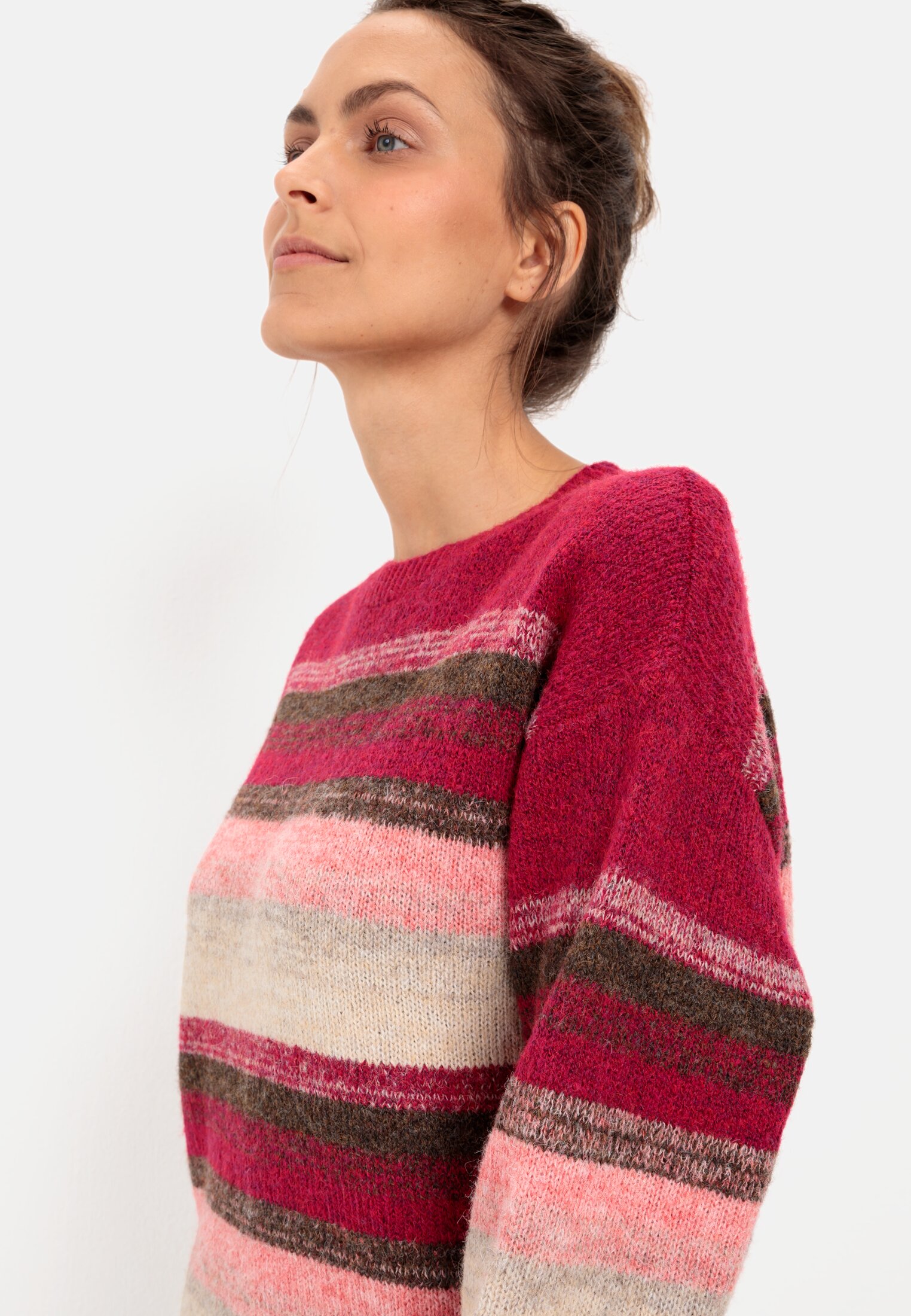 Damen Strickpullover aus recyceltem Materialmix Mehrfarbig getragen detailliert nah