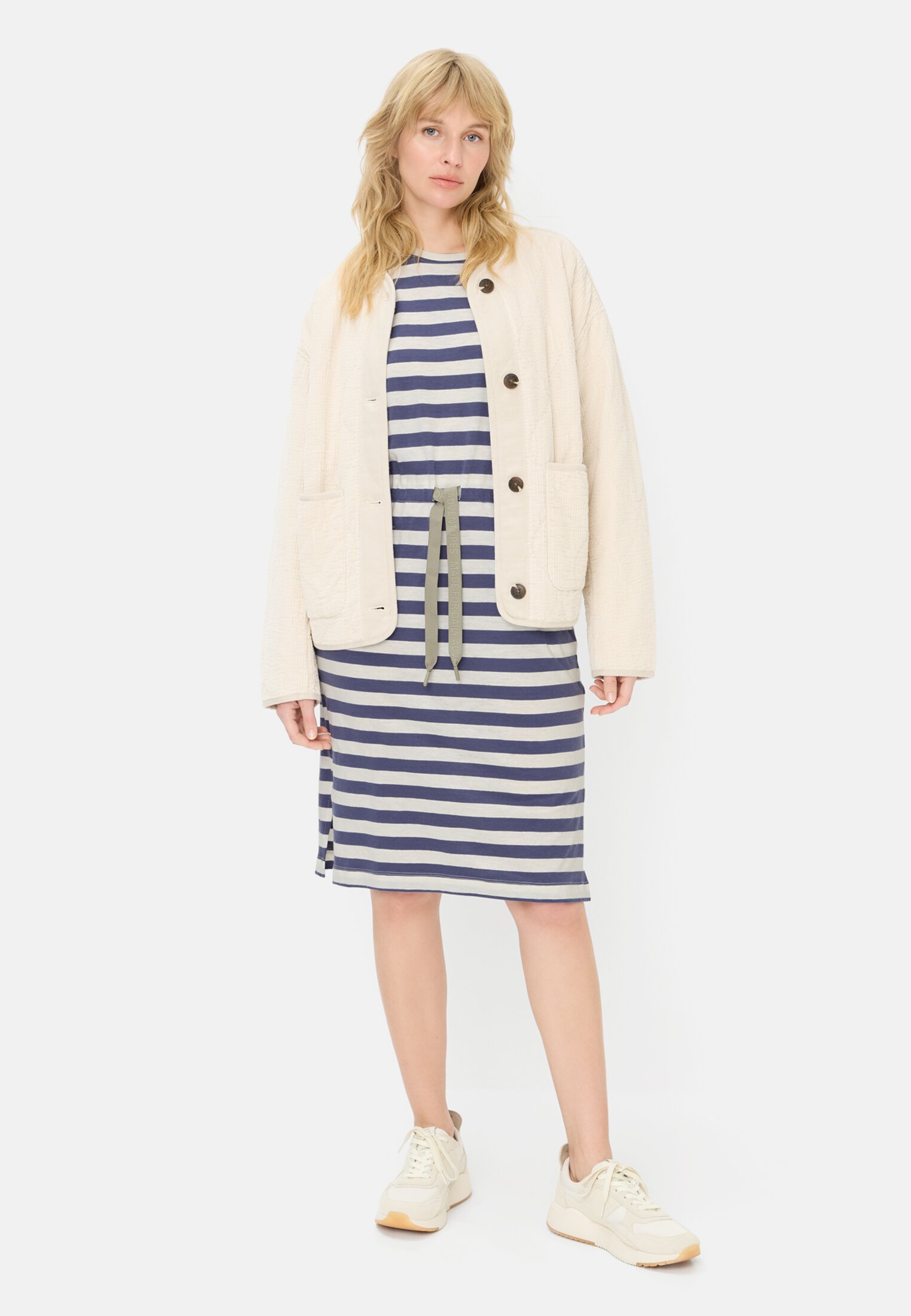 Damen Kleid mit Tunnelzug Ozeanblau getragen vorne Ganzkörper