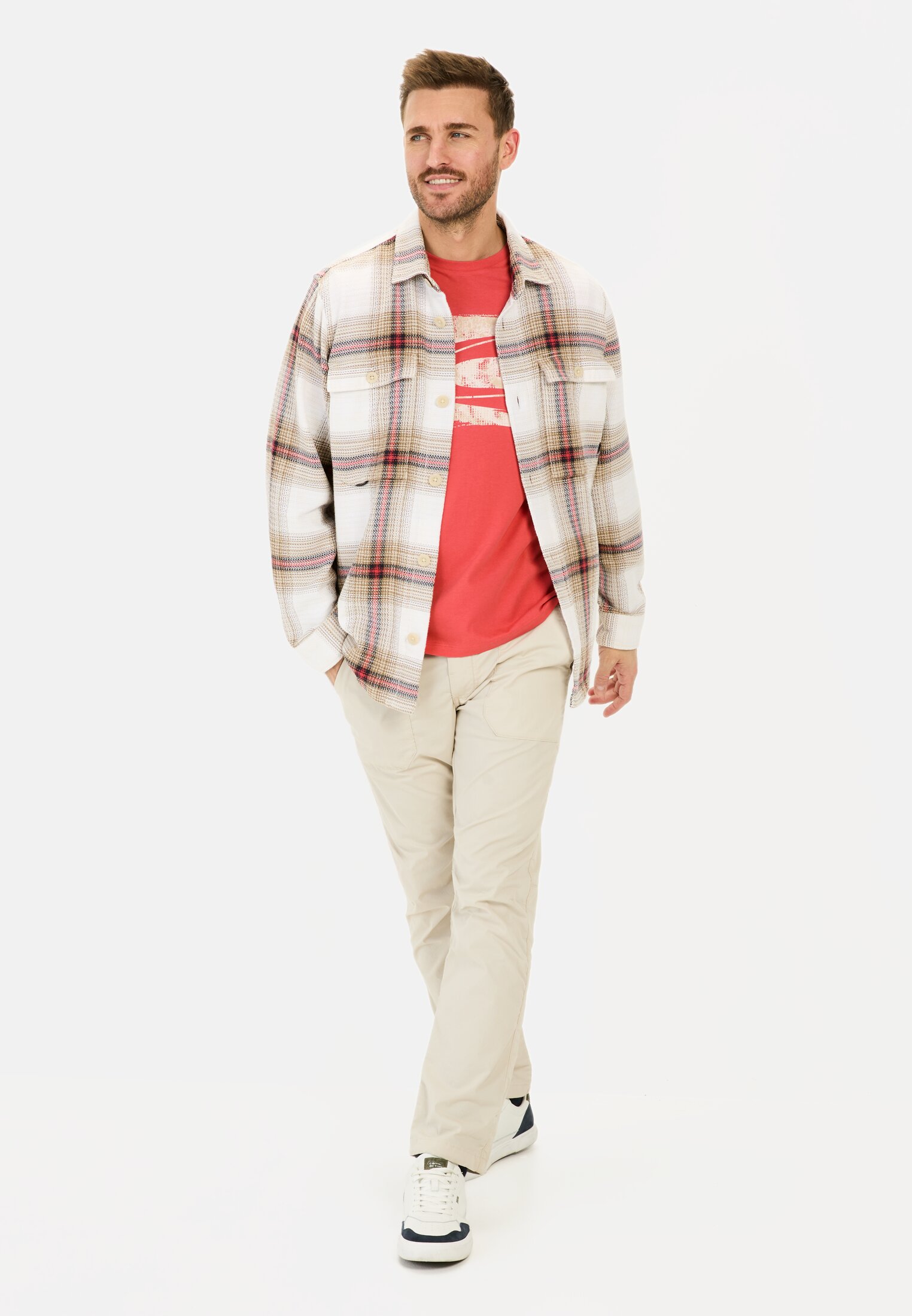 MI_09700-5T02-50_M3-00 Men T-shirt made from organic cotton Sunfaded Red worn front full body