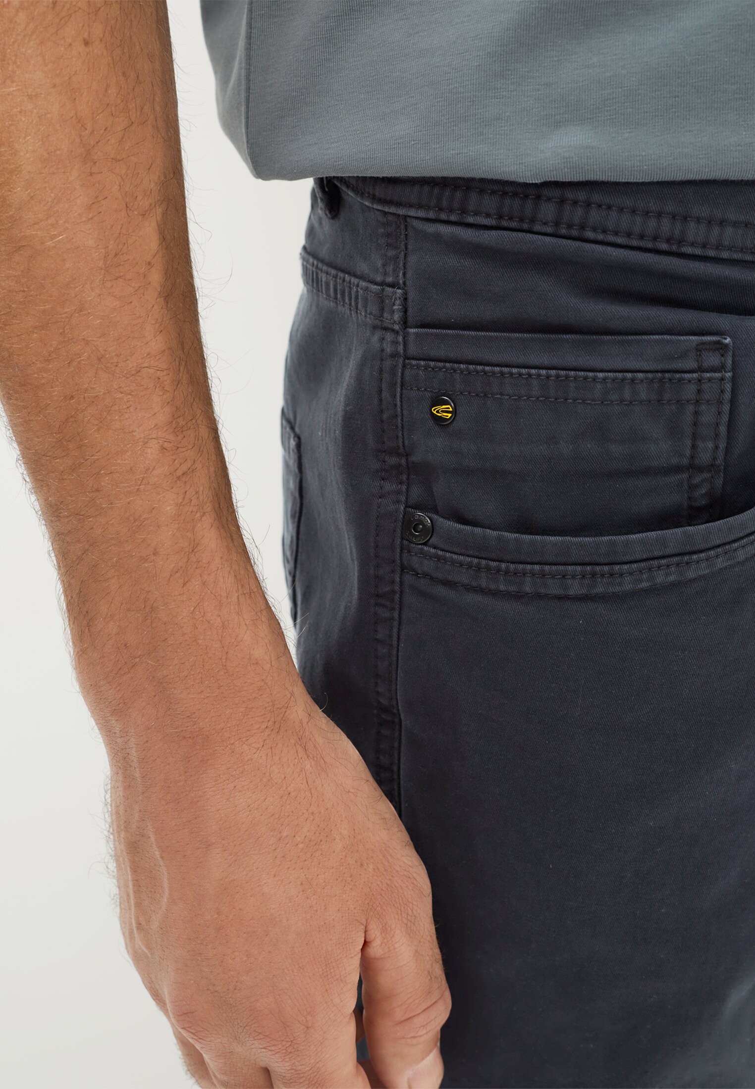 Herren Relaxed Fit 5-Pocket Hose Dunkelblau getragen detailliert nah