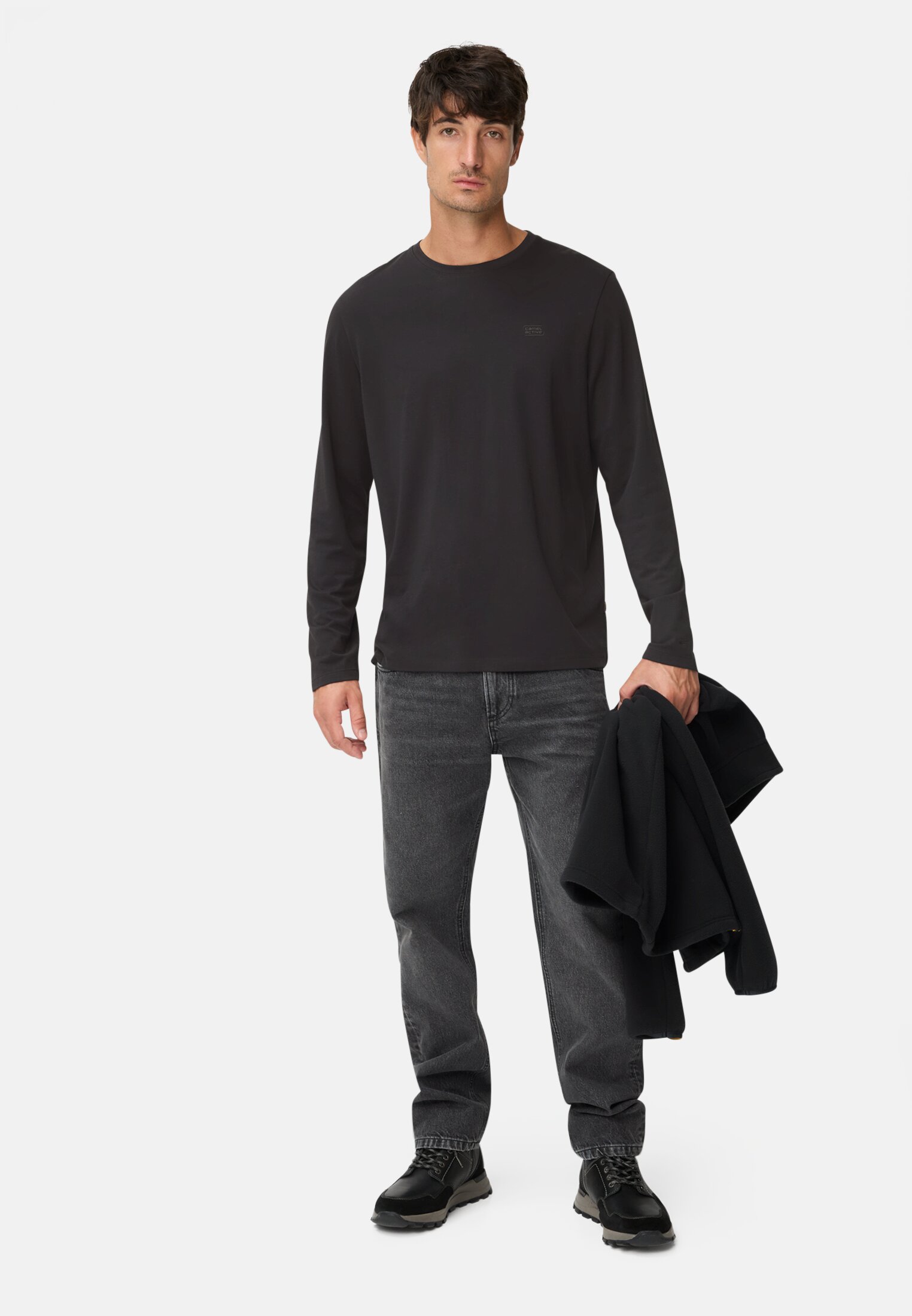 Herren fleXXXactive® Langarmshirt aus einem Baumwollmix Schwarz getragen vorne Ganzkörper