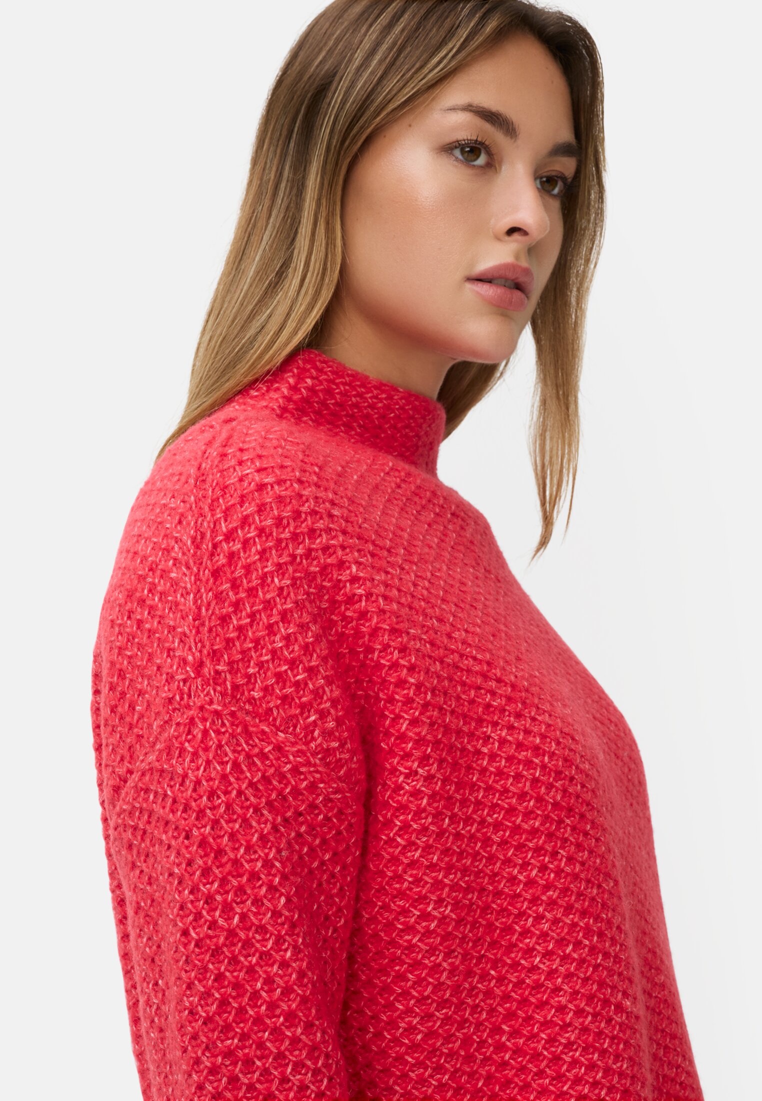 Damen Strickpullover mit überschnittenen Schultern Rot getragen detailliert nah