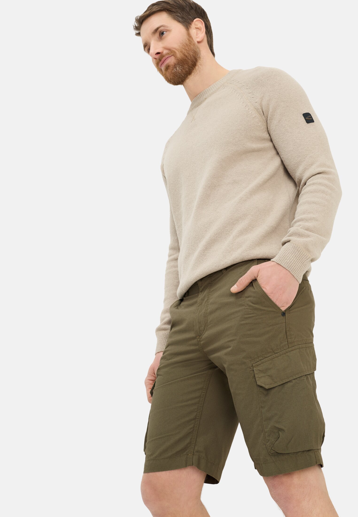 Herren Cargoshorts aus reiner Baumwolle Olivgrün getragen emotional