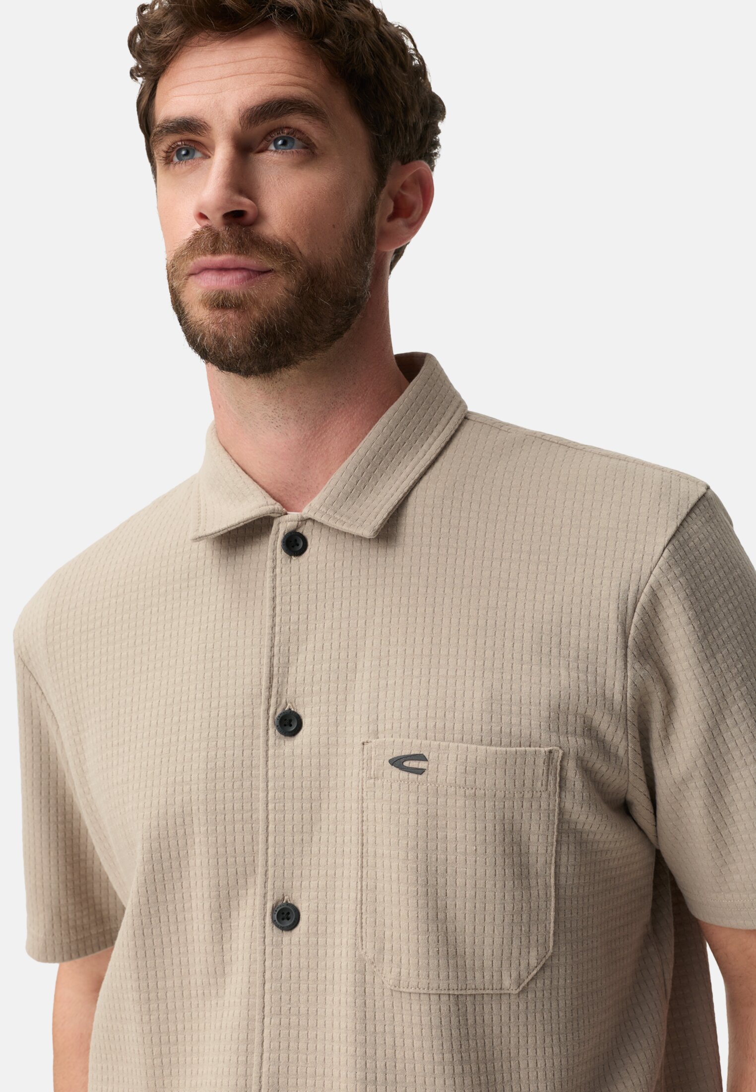 Heren Korte mouwen overhemd met borstzak Beige gedragen detail dichtbij  