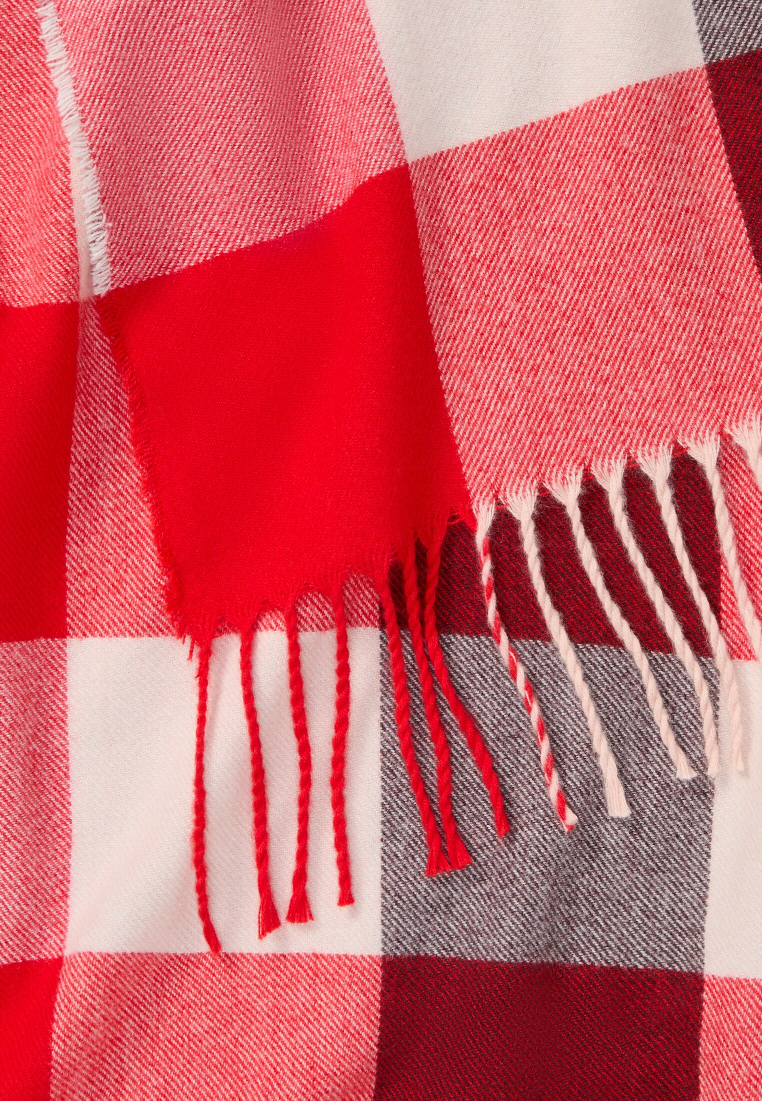 Women Fine woven scarf with chequered pattern Pink front close