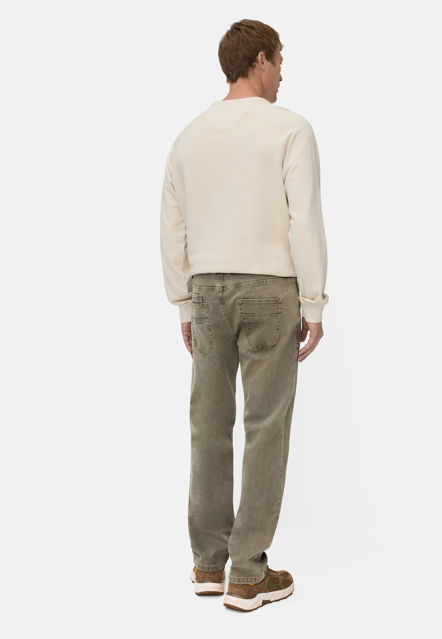 Heren 5-Pocket Relaxed Fit Broek gemaakt van een katoen mix Khaki gedragen achter
