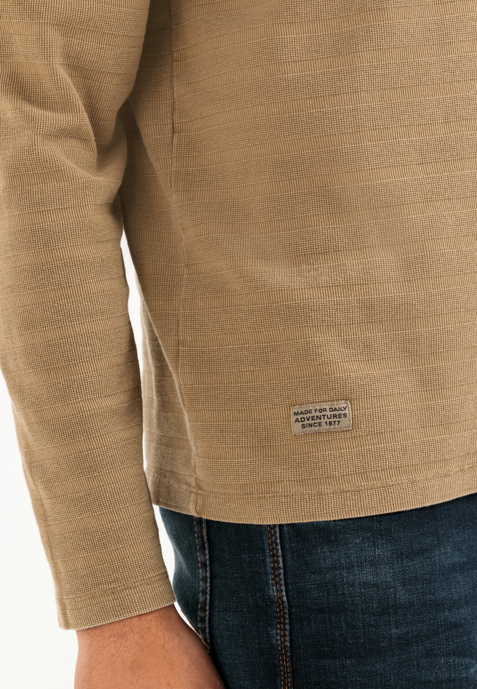 MI_409965-1T11-19_M5-00 Herren Langarm Henleyshirt aus reiner Baumwolle Hellbraun getragen detailliert nah