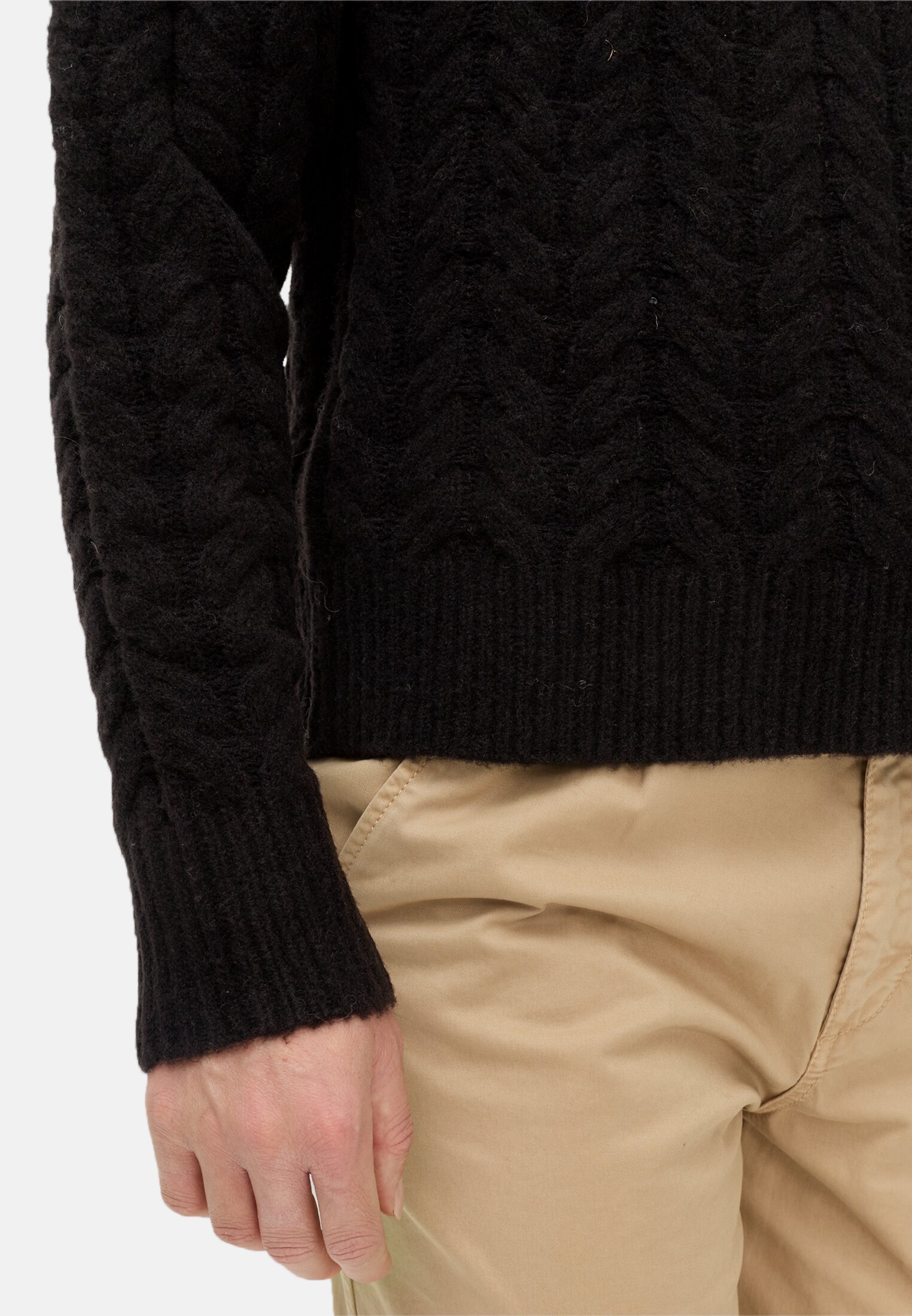 Damen Strickpullover mit Rundhalskragen Kaviar getragen detailliert nah