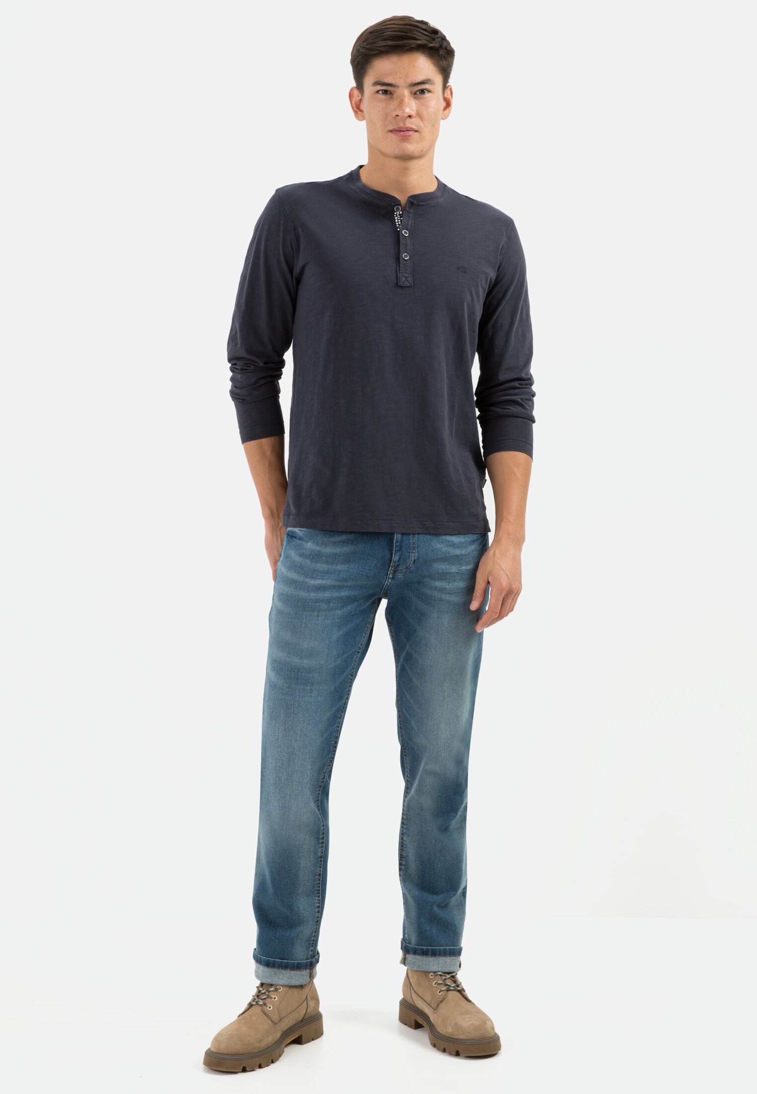 Herren Leichtes Langarmshirt mit Henley Kragen aus Organic Cotton Dunkelblau getragen vorne Ganzkörper