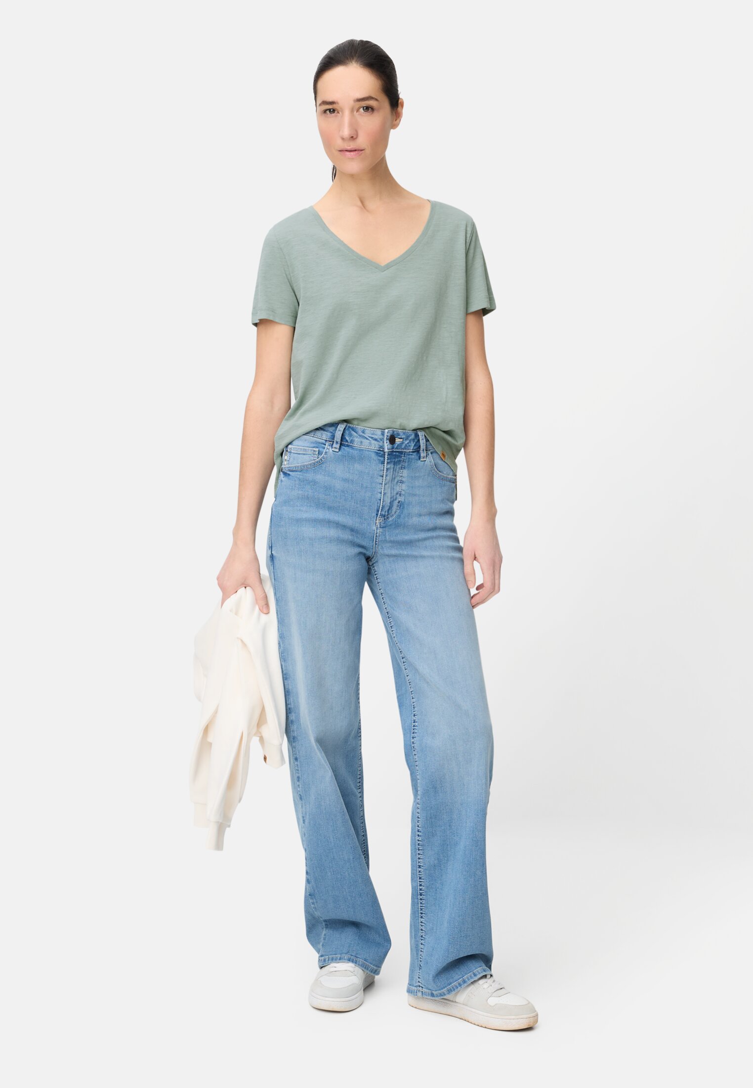 Damen T-Shirt aus 100% Baumwolle Jadeblau getragen vorne Ganzkörper