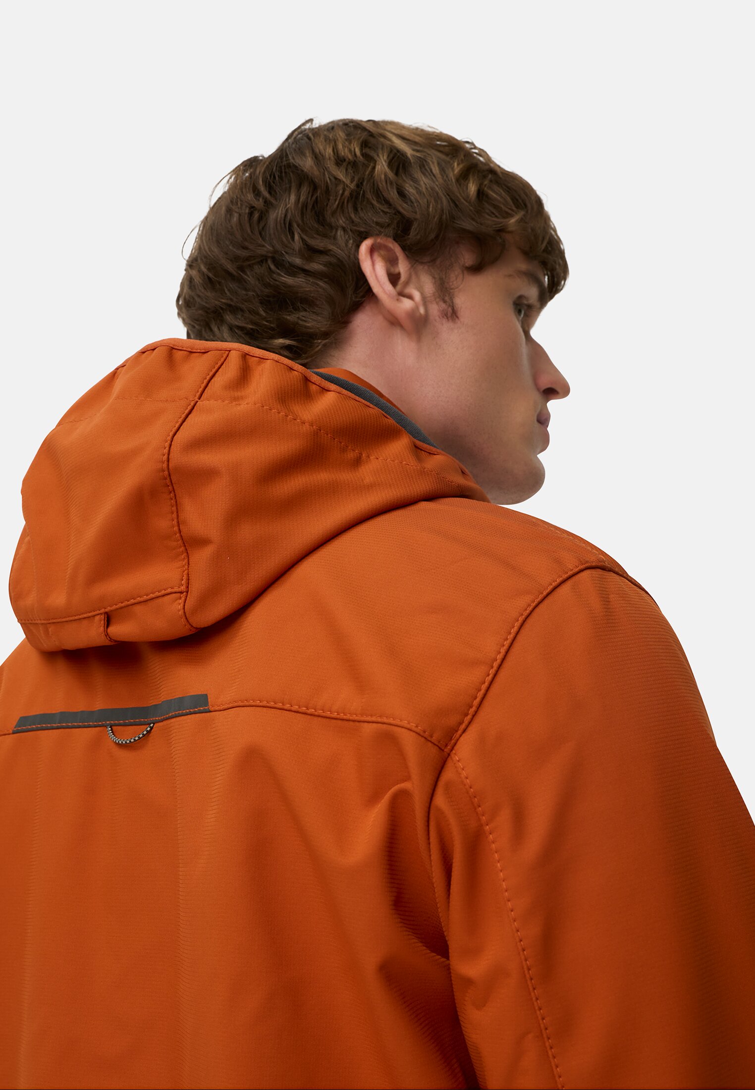 Heren Softshell jack met afneembare capuchon Kaneel gedragen detail dichtbij  