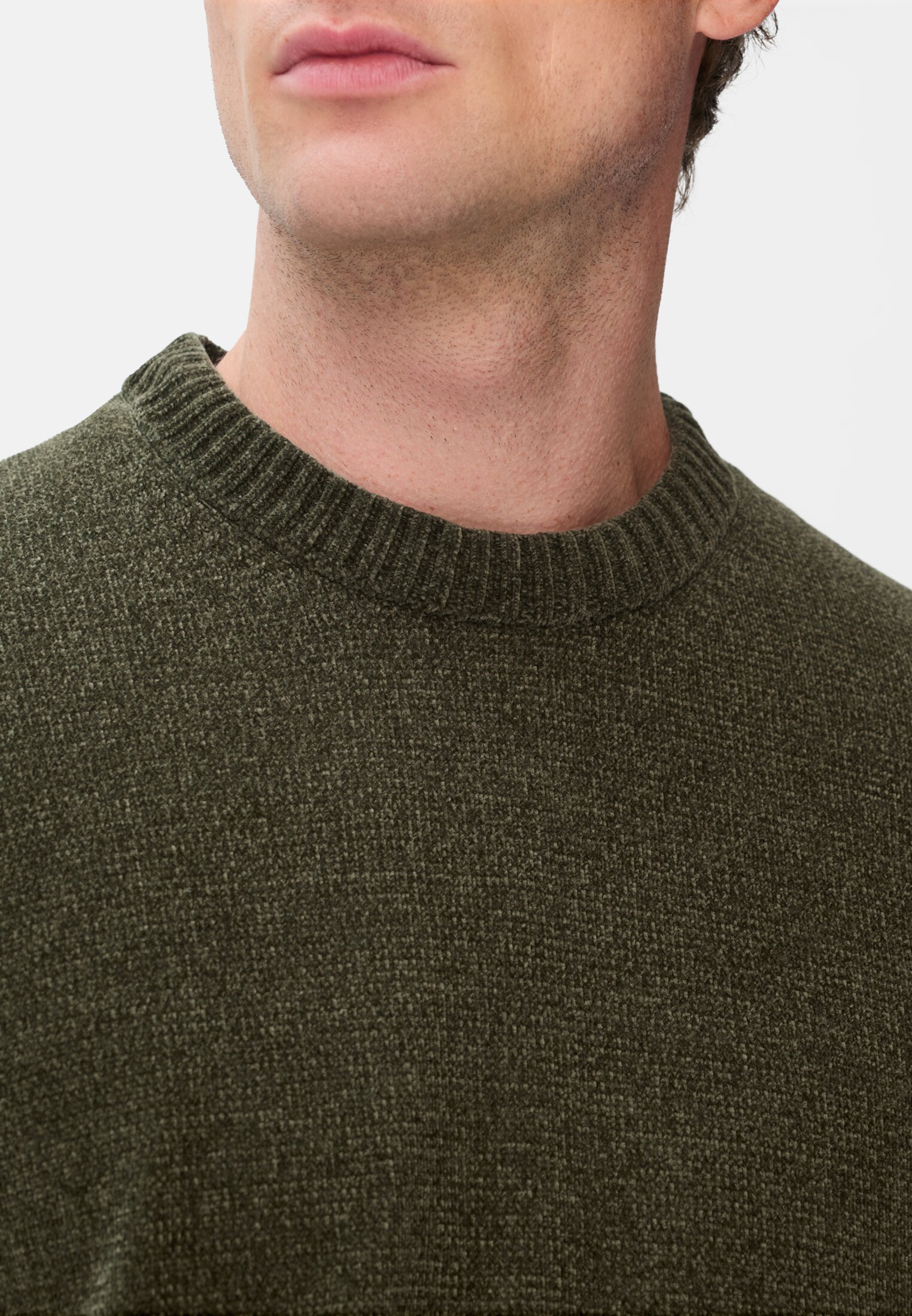Herren Pullover mit seitlichem Strick-Einsatz Olivgrün getragen detailliert nah