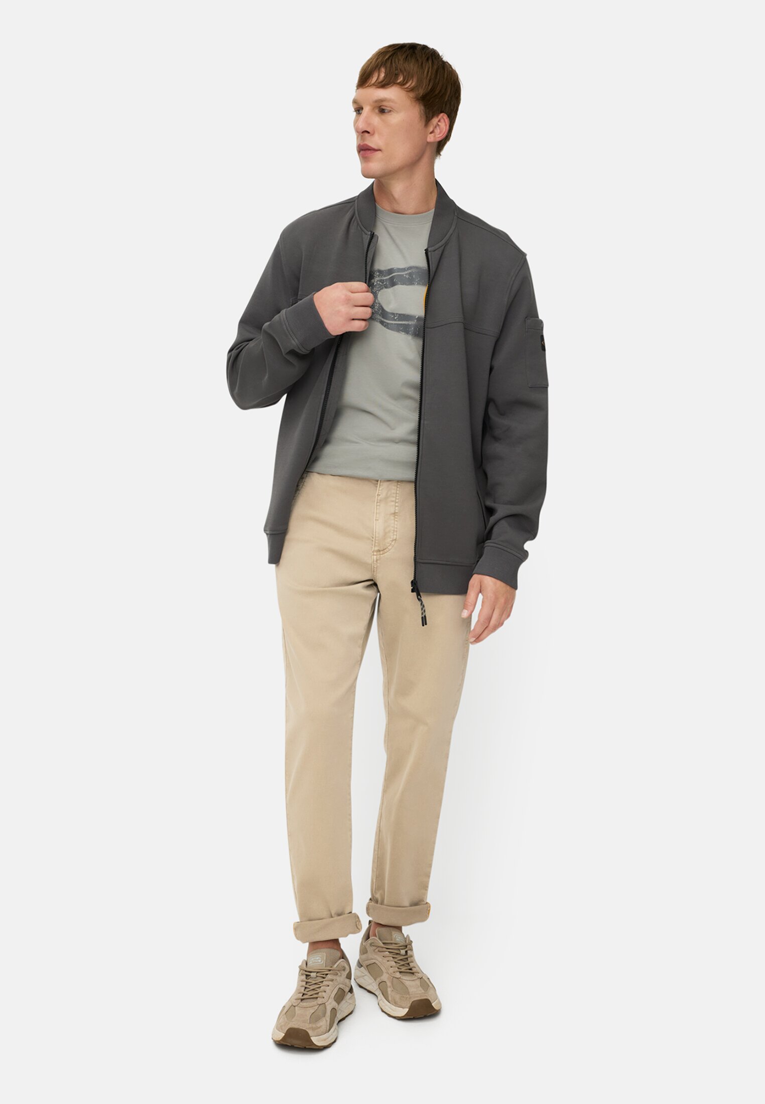 Heren fleXXXactive® Regular Fit Explorer Chino Beige gedragen voor lichaam compleet