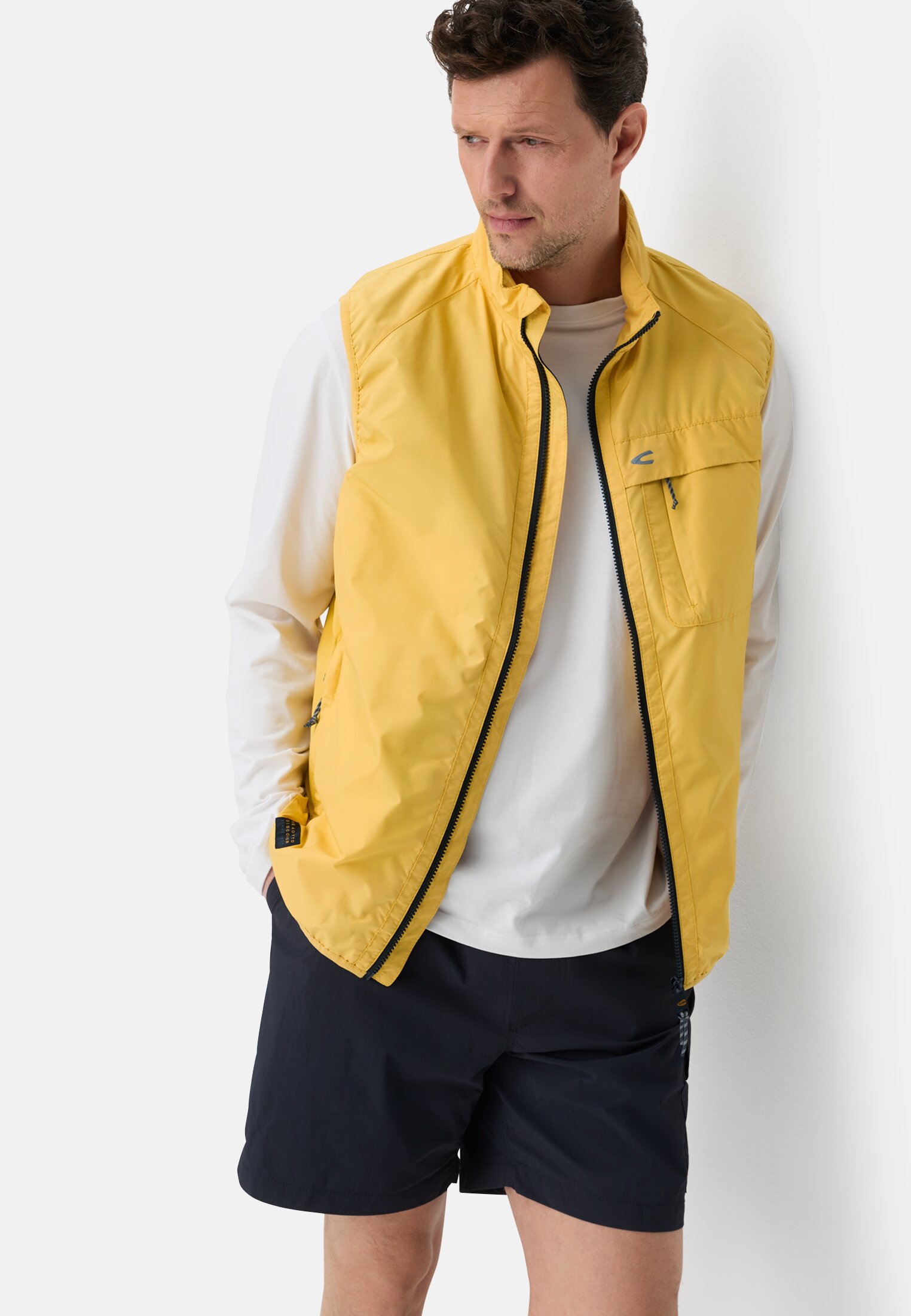 Herren Leichte Weste aus wasserabweisendem Material Sonnengelb getragen emotional