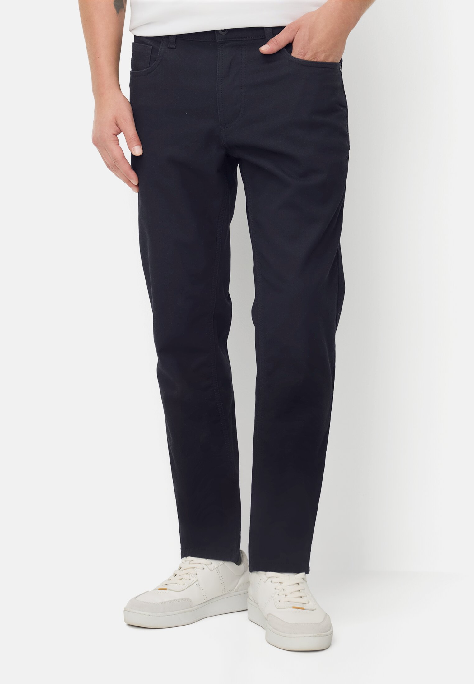 Herren Relaxed Fit Hose mit wärmenden Futter Dunkelblau getragen vorn