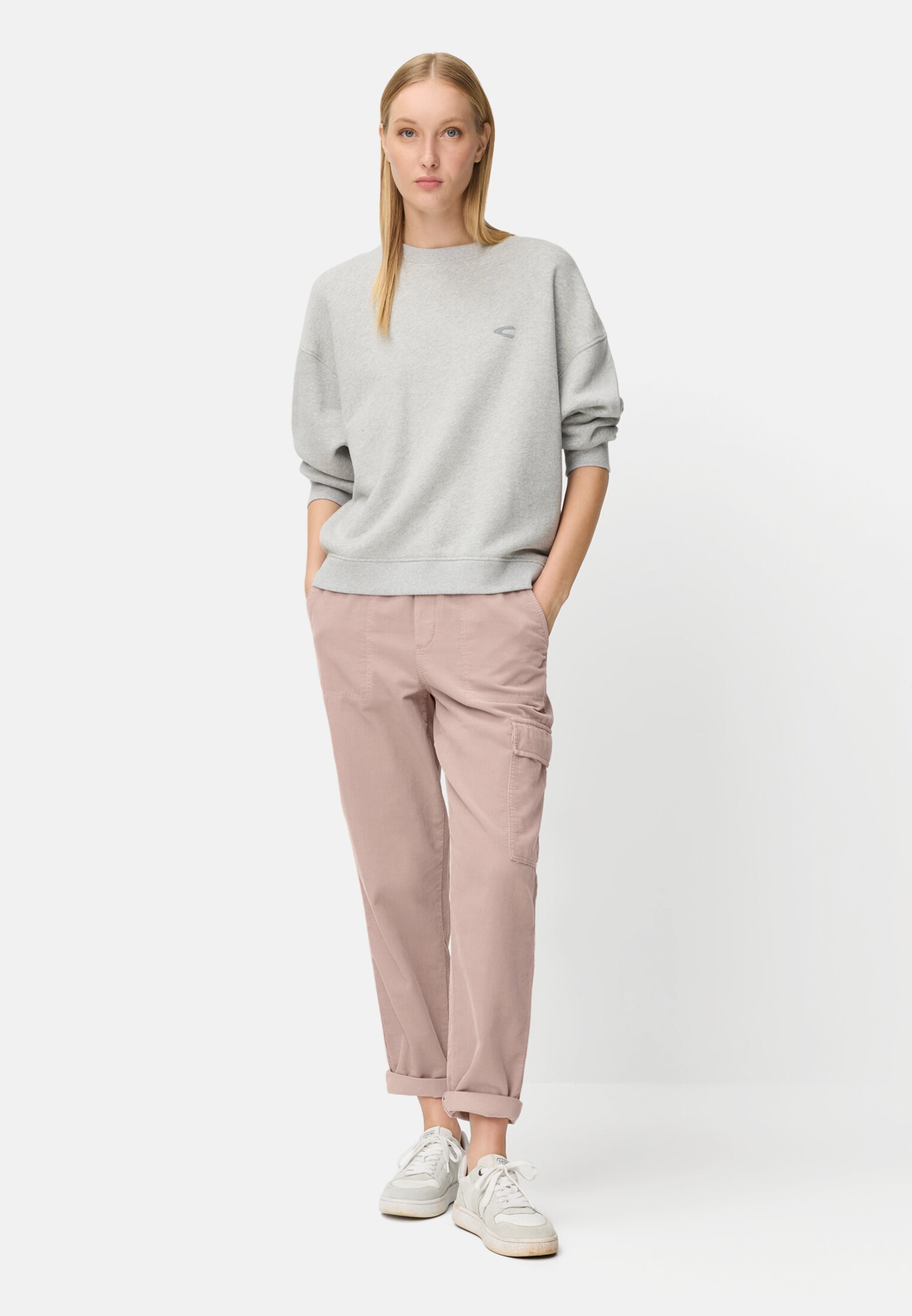 Damen Cargo-Hose aus reiner Baumwolle Dunkles Lilarosa getragen vorne Ganzkörper