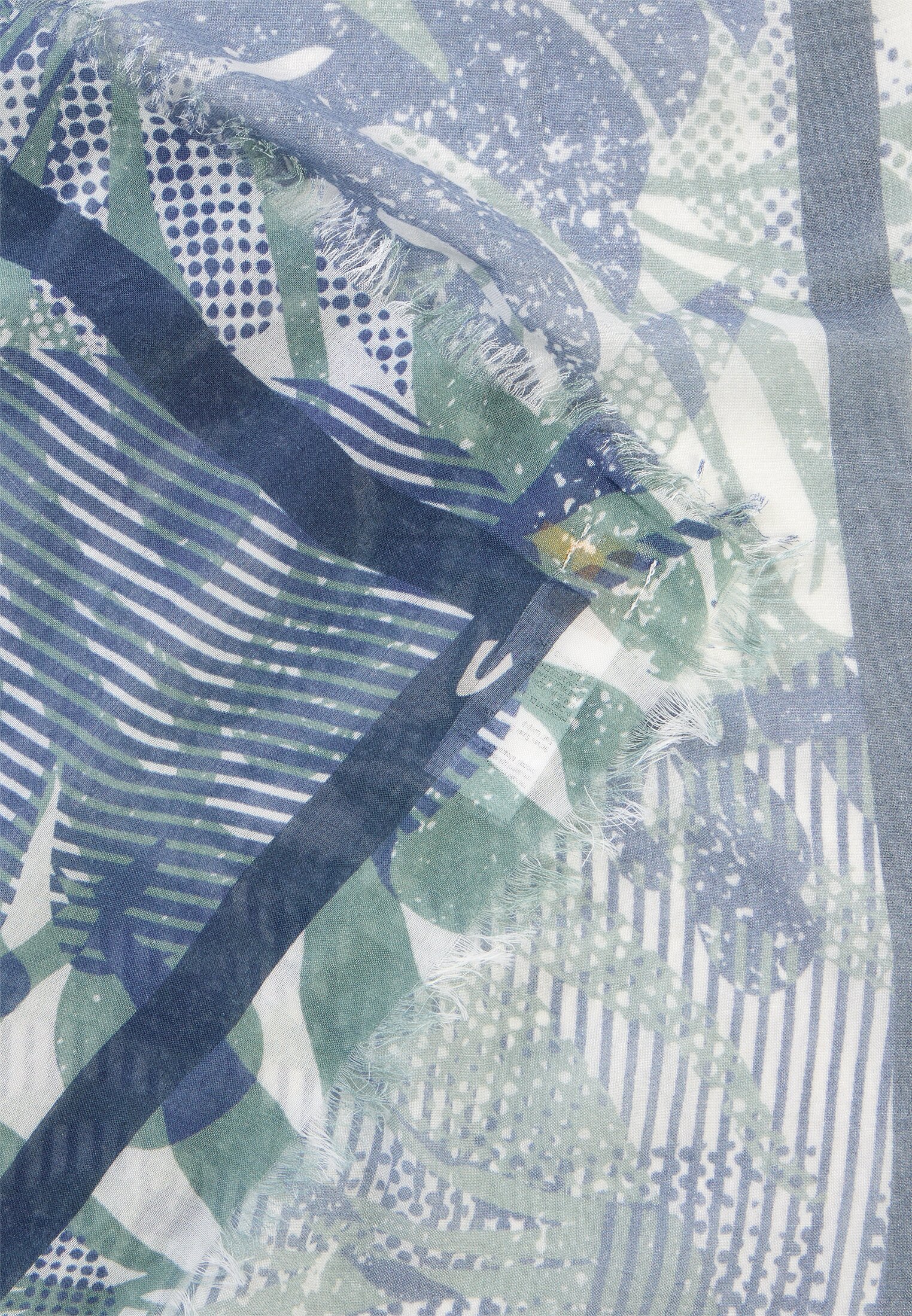 Vrouwen Sjaal met all-over print Oceanblauw achter dichtbij