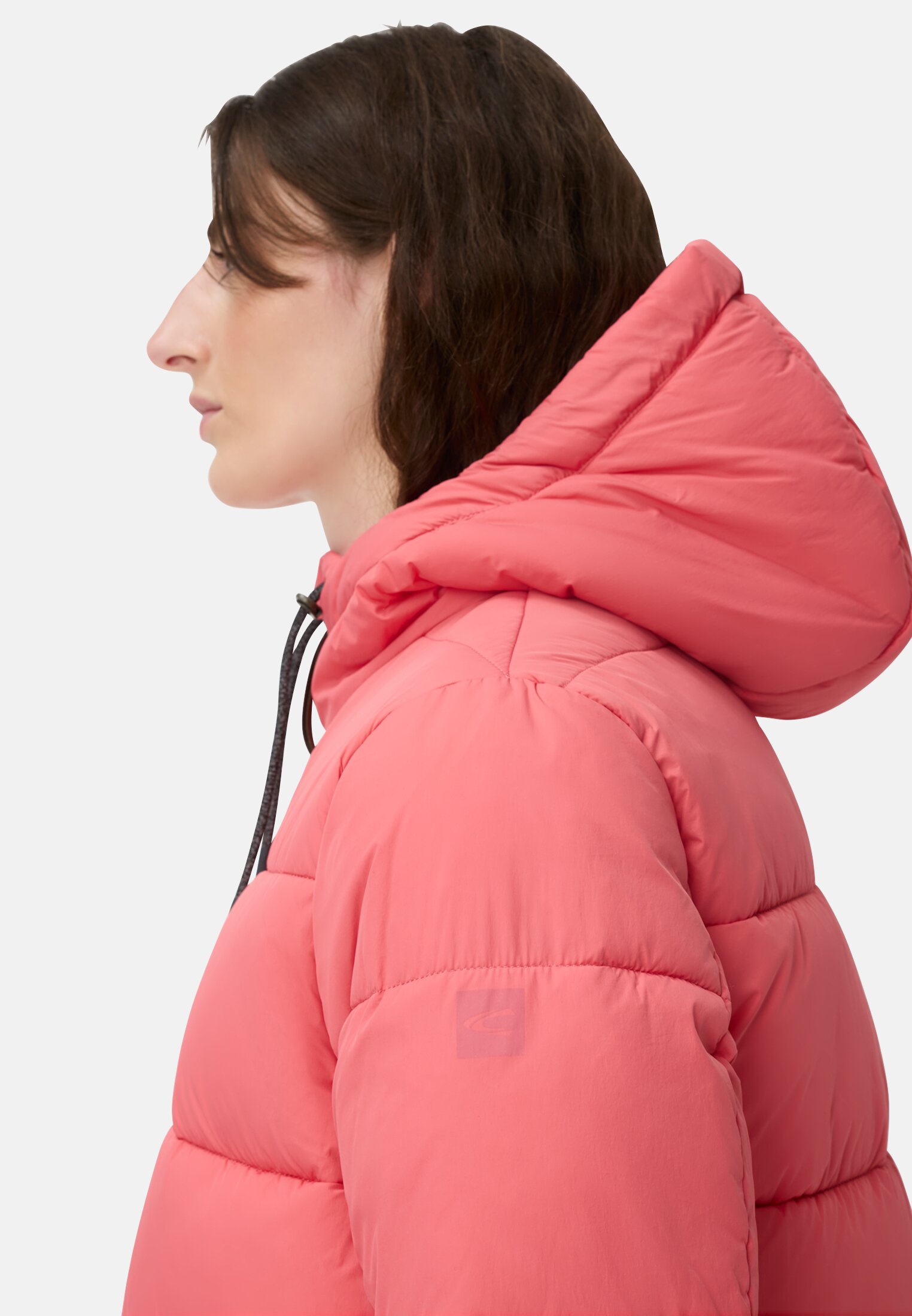Damen Pufferjacke mit Kapuze Beere getragen detailliert nah