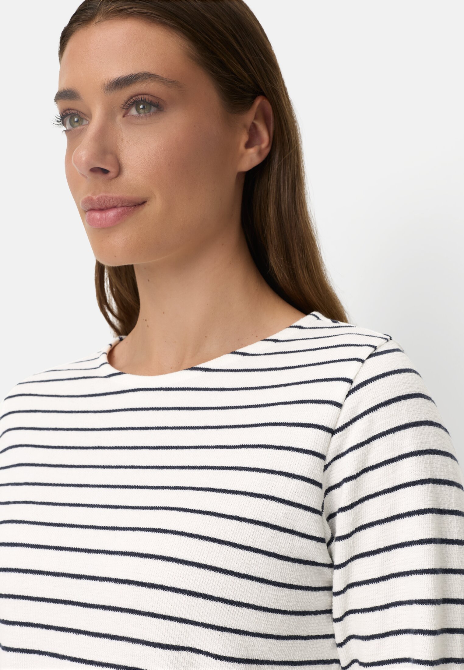 Women Jersey shirt with side slits Milky white worn detail close