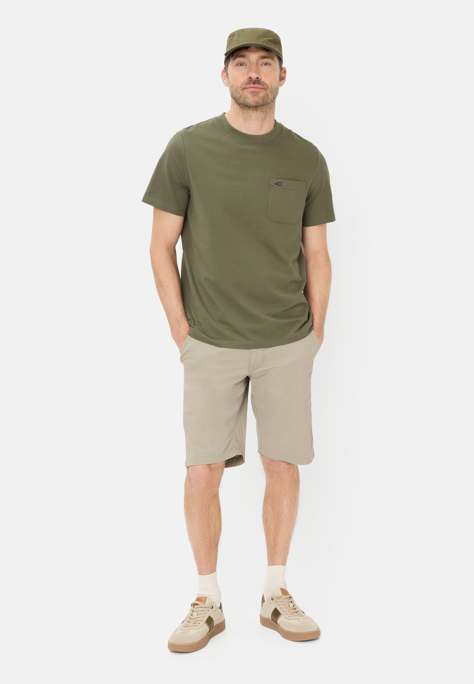 Herren Bermuda Shorts mit Reißverschluss Beige getragen vorne Ganzkörper