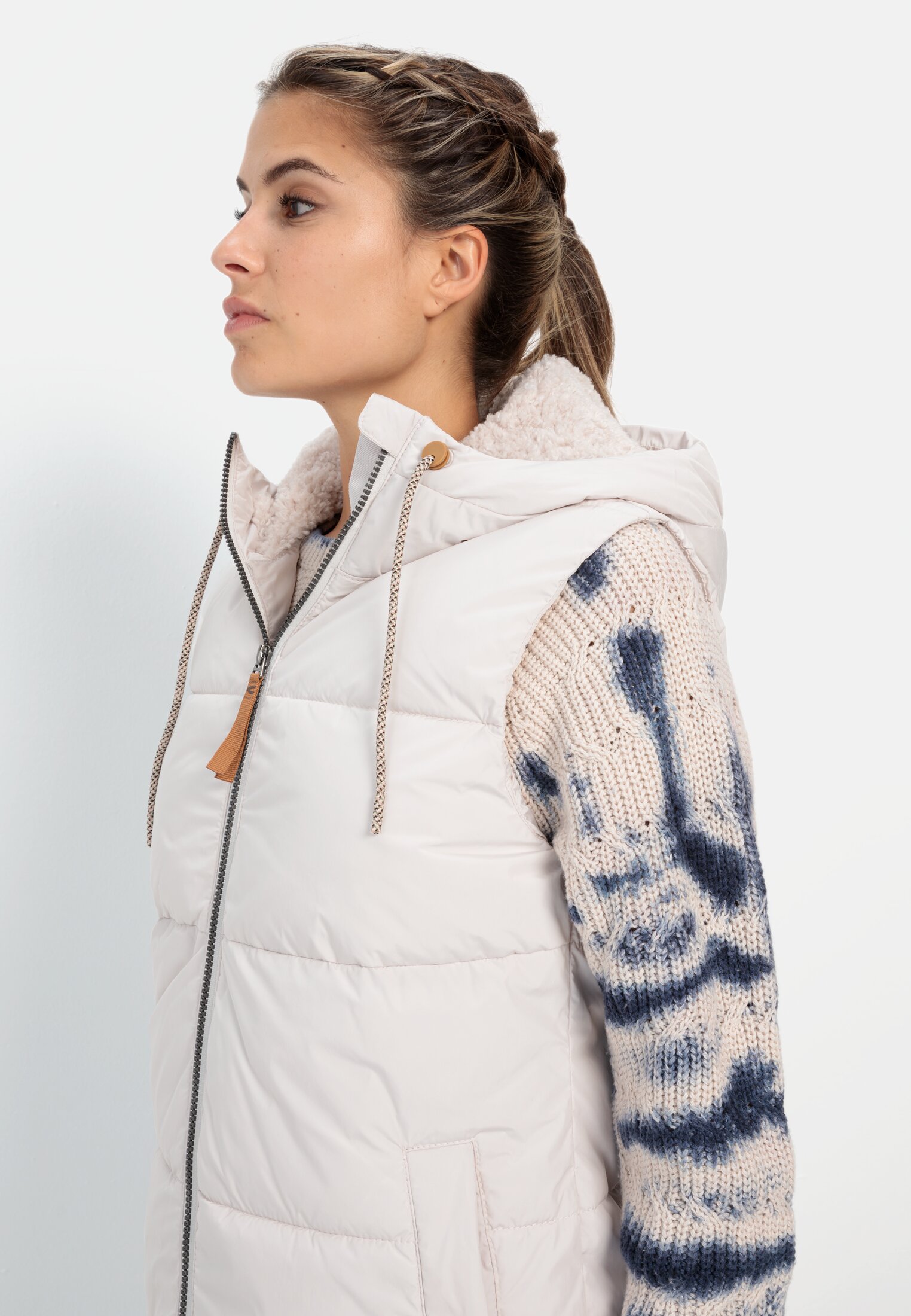 Damen Lange Pufferweste mit Kapuze Pearl getragen detailliert nah