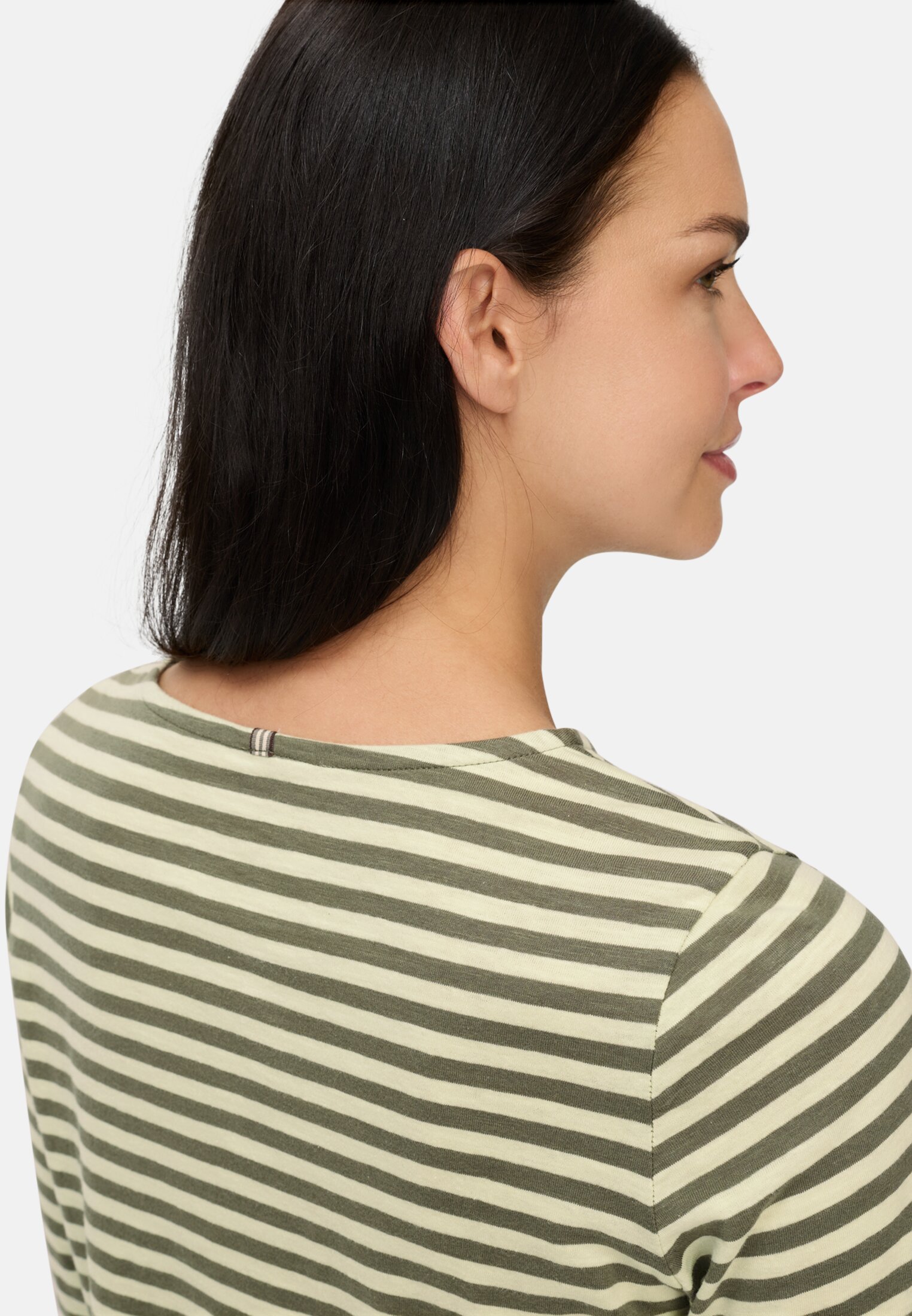 Damen Langarmshirt aus reiner Baumwolle Graugrün getragen detailliert nah