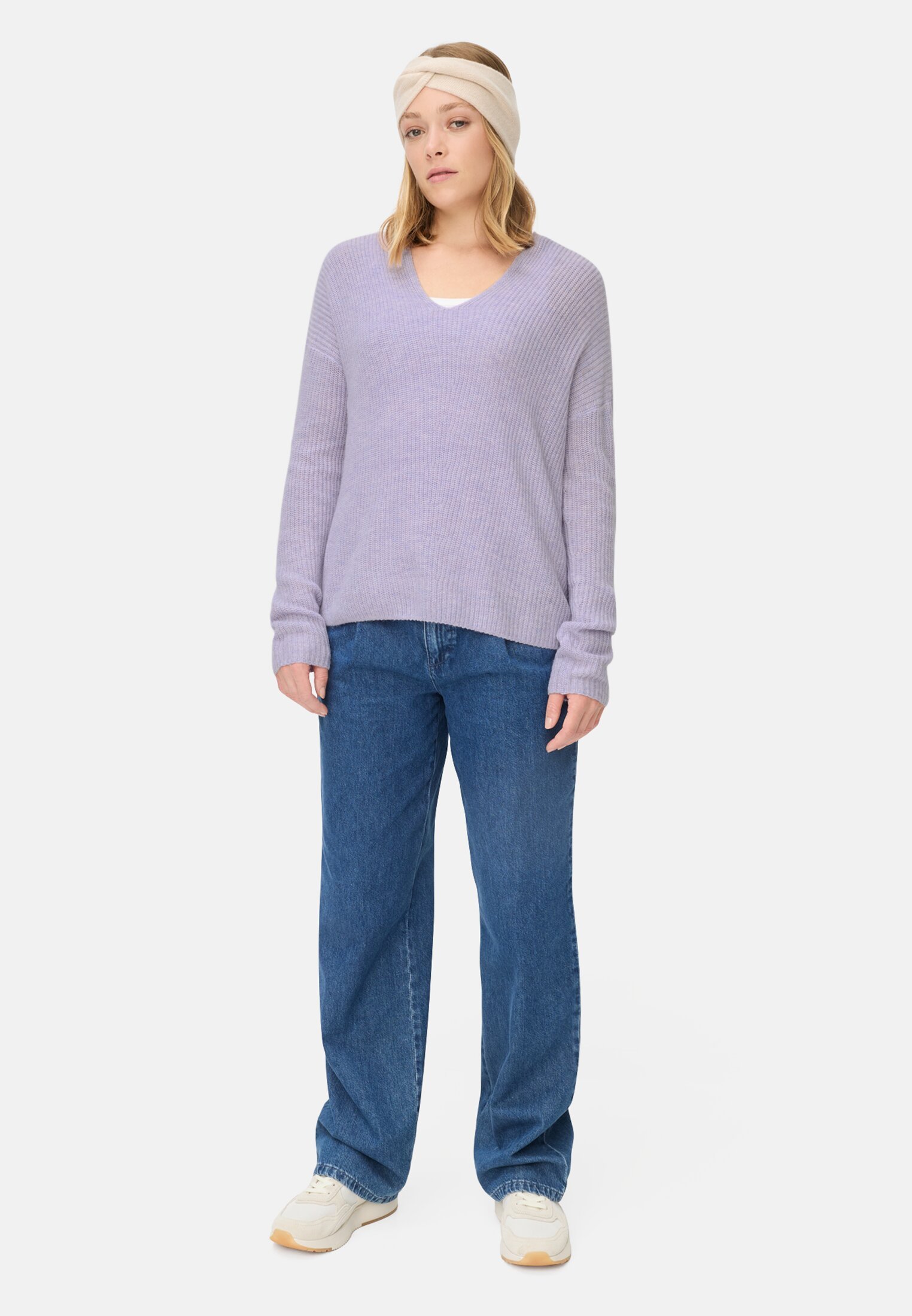 Damen Strickpullover mit V-Ausschnitt Lila getragen vorne Ganzkörper