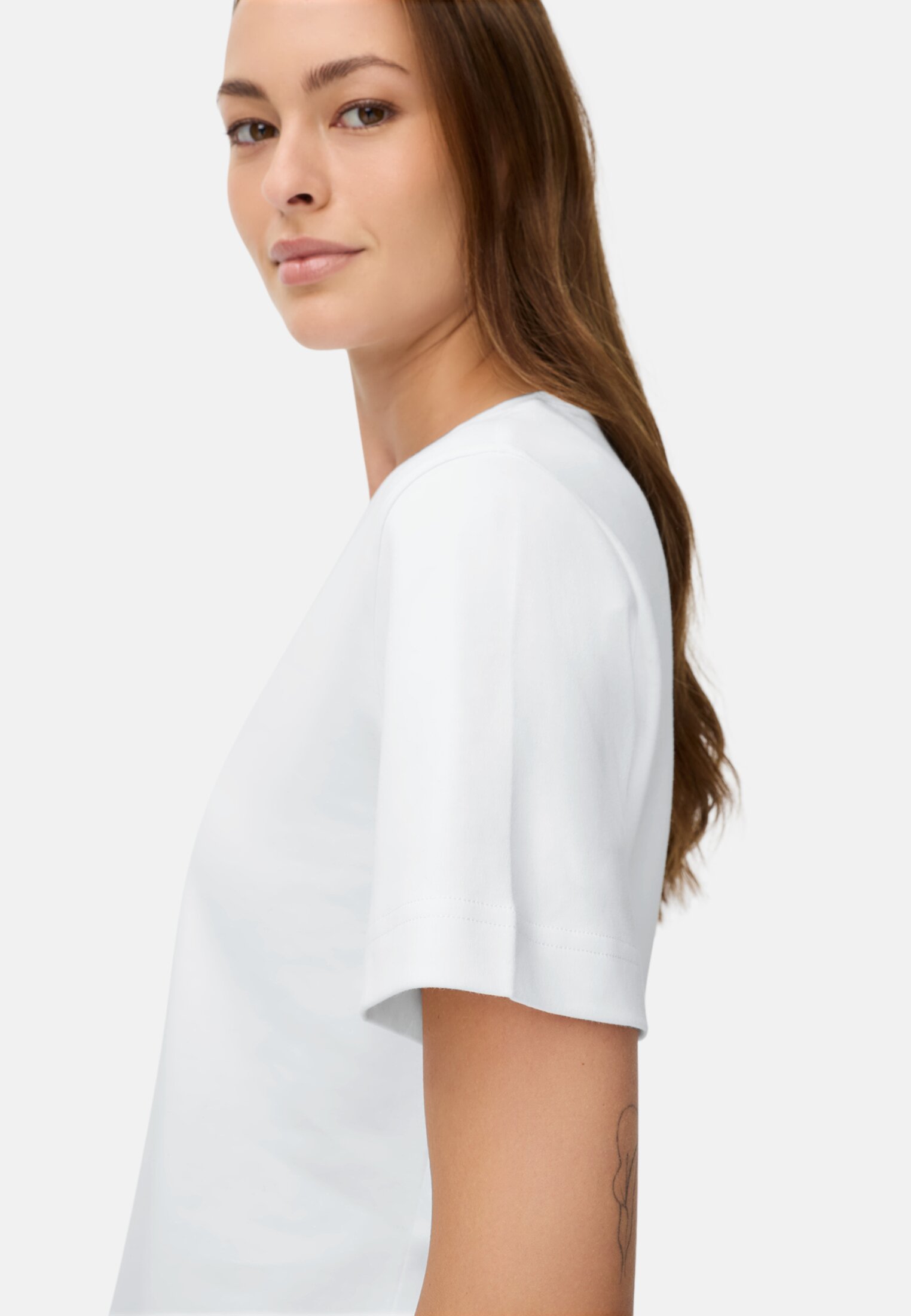 Damen T-Shirt aus reiner Baumwolle Milchweiß getragen detailliert nah