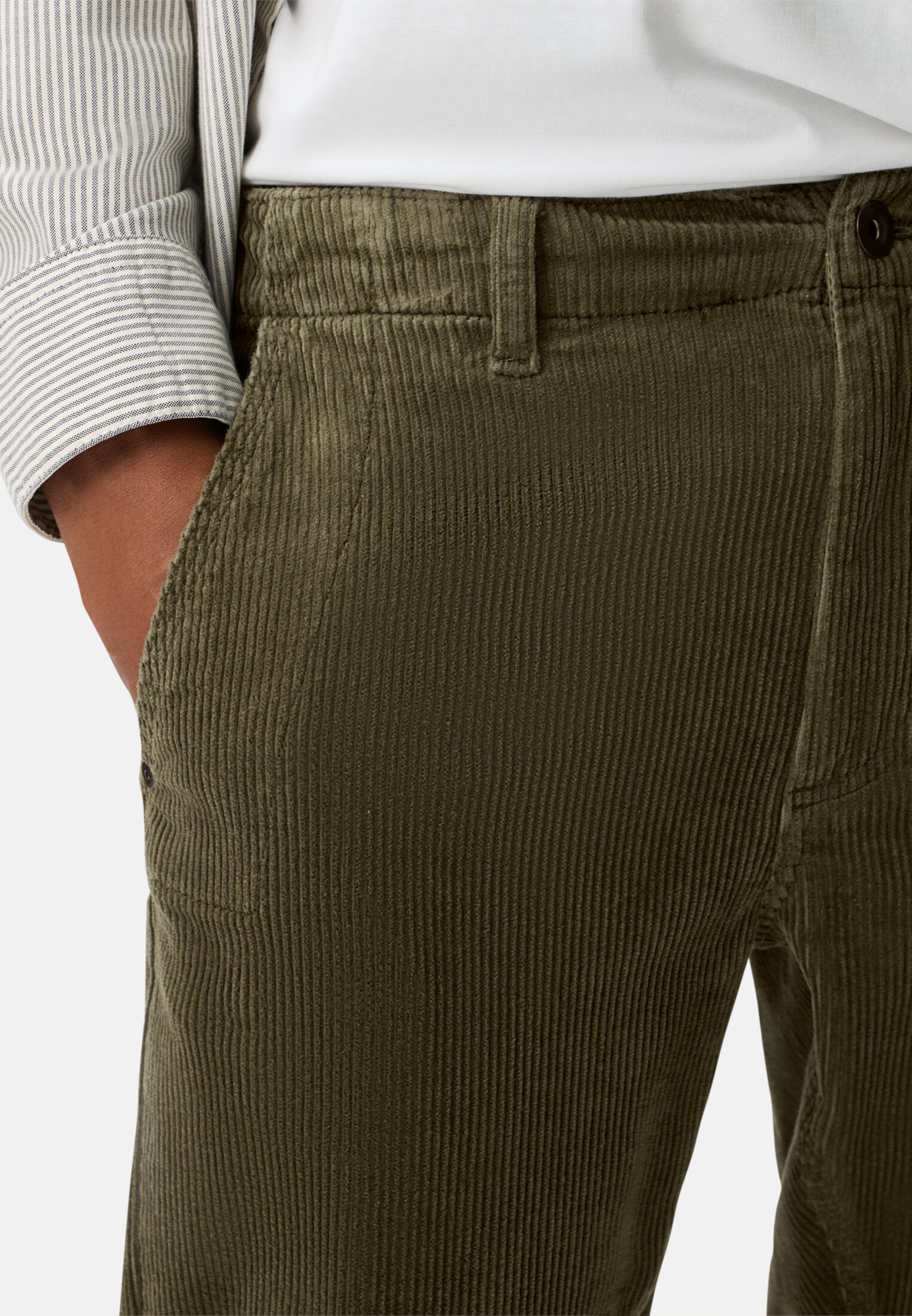 Herren Regular Fit Chino Hose aus Cord Waldgrün getragen detailliert nah