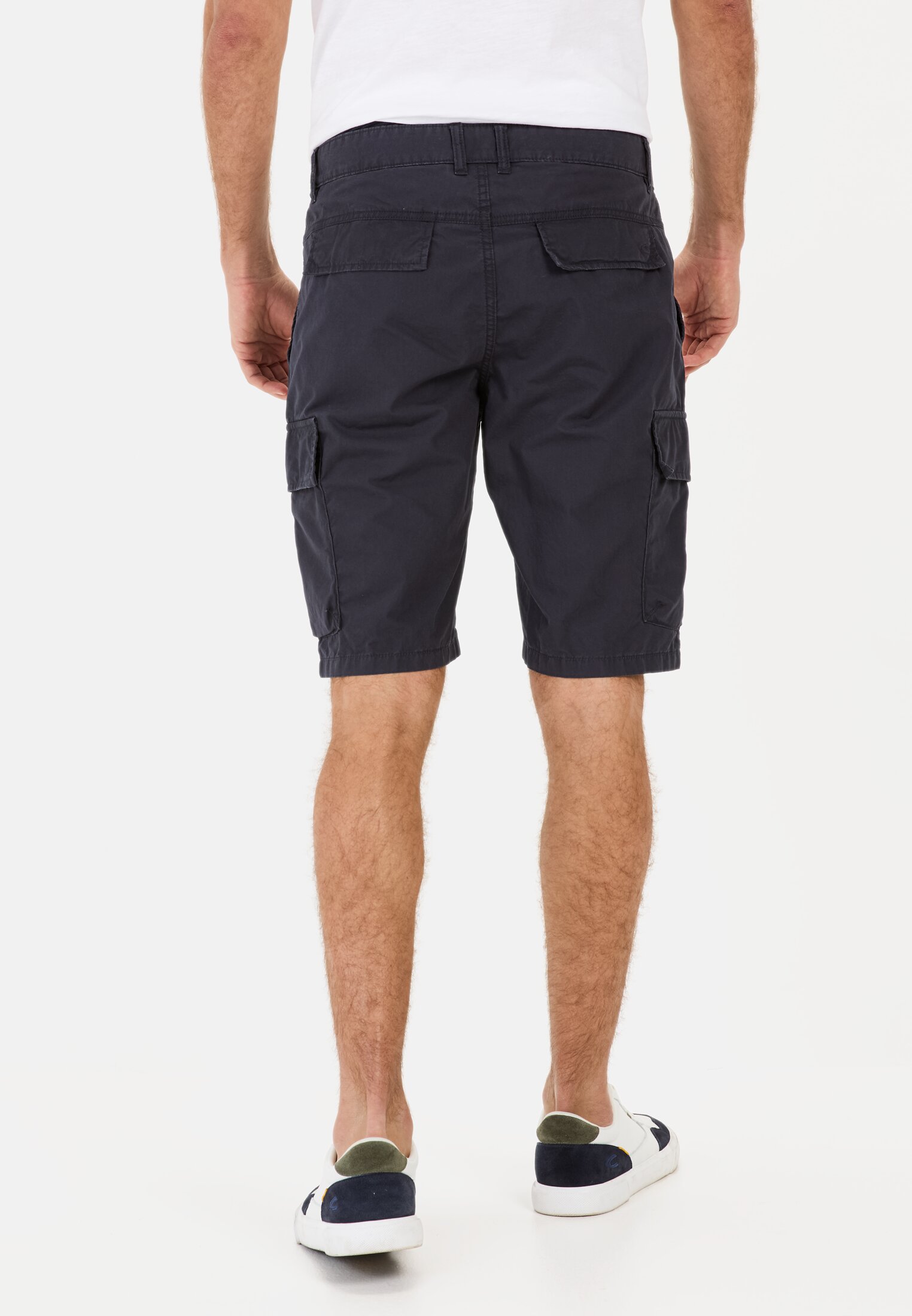 MI_96R57-5F50-48_M2-00 Men Cargo Shorts Regular Fit Dark Blue worn back
