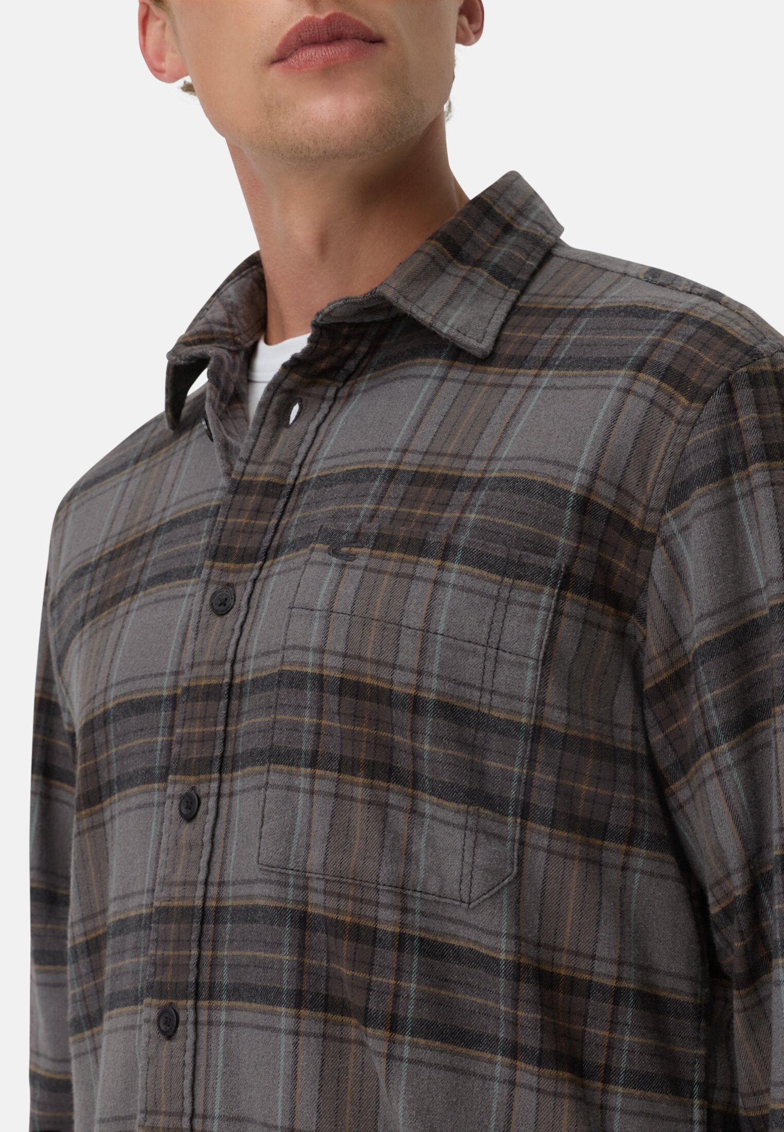 Herren fleXXXactive® Langarmhemd aus leichtem Flanell Dunkelbraun getragen detailliert nah
