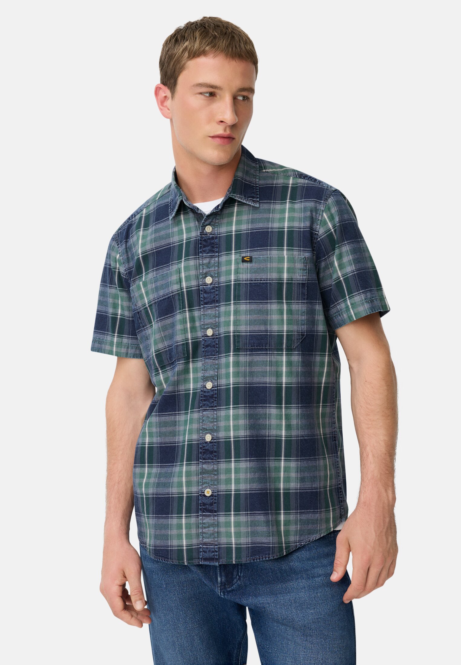 Herren Kurzarm Shirt mit Kentkragen und Brusttaschen Tannengrün getragen vorn