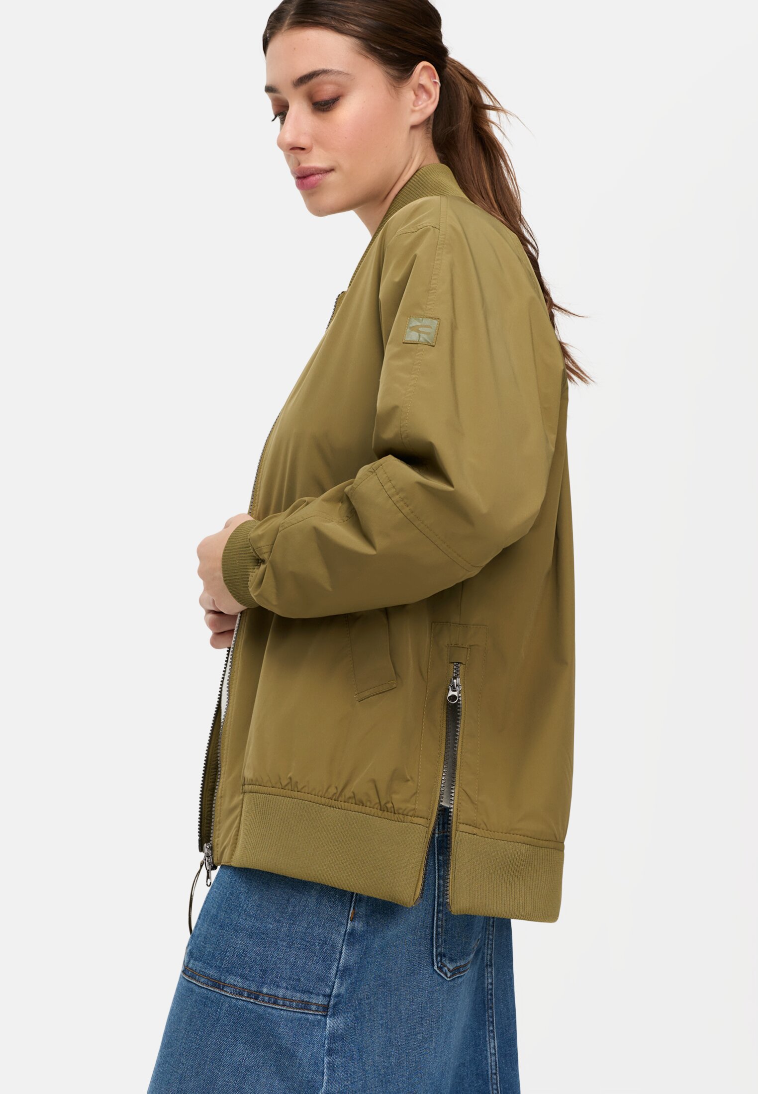 Damen Bomberjacke mit seitlichem Reißverschluss Oliv getragen emotional