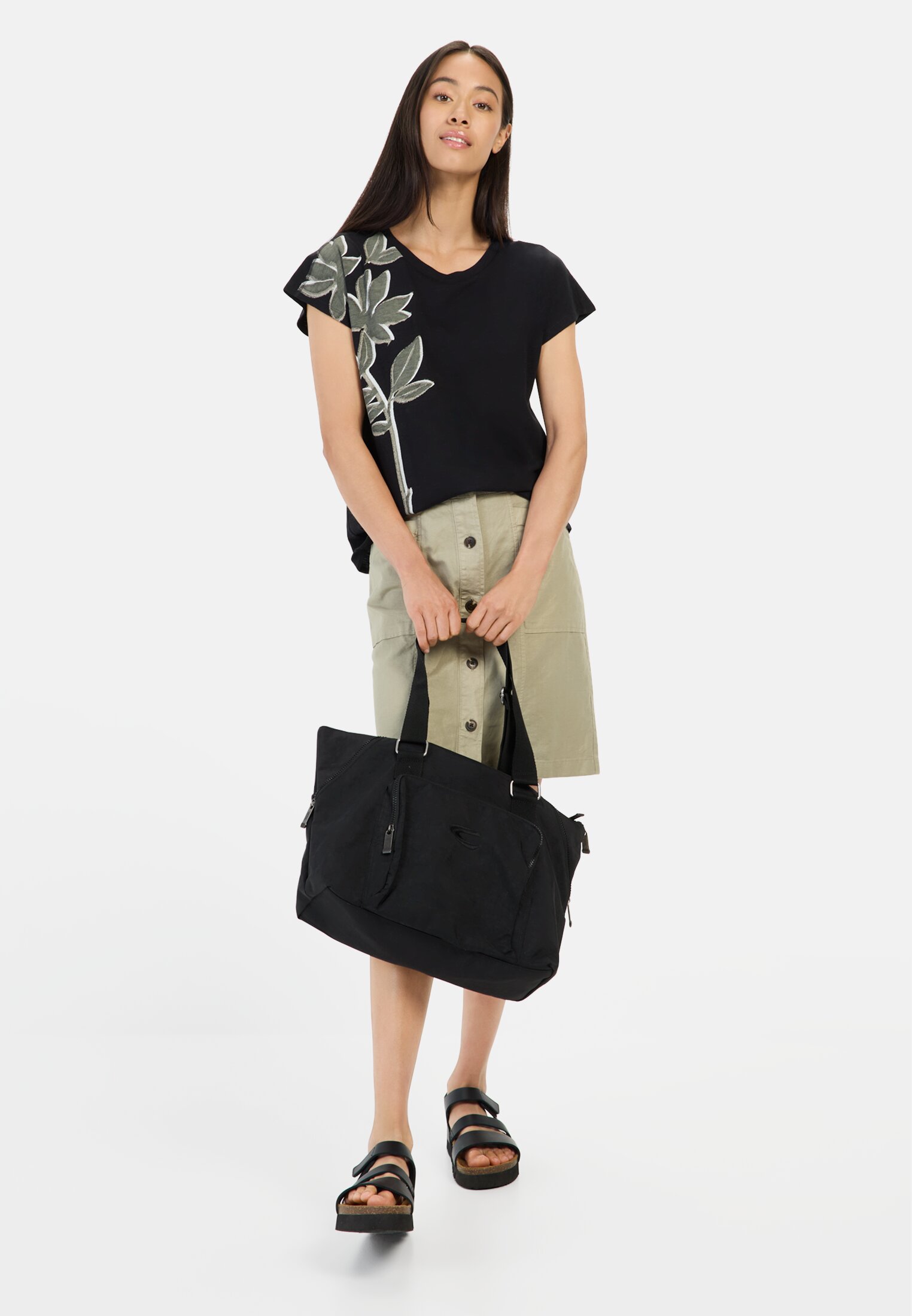 camelactive_T-Shirt_Caviar_Flower_Placem_309676-5T07-85_M3 Vrouwen T-shirt met bloemenprint gemaakt van katoen Zwart gedragen voor lichaam compleet