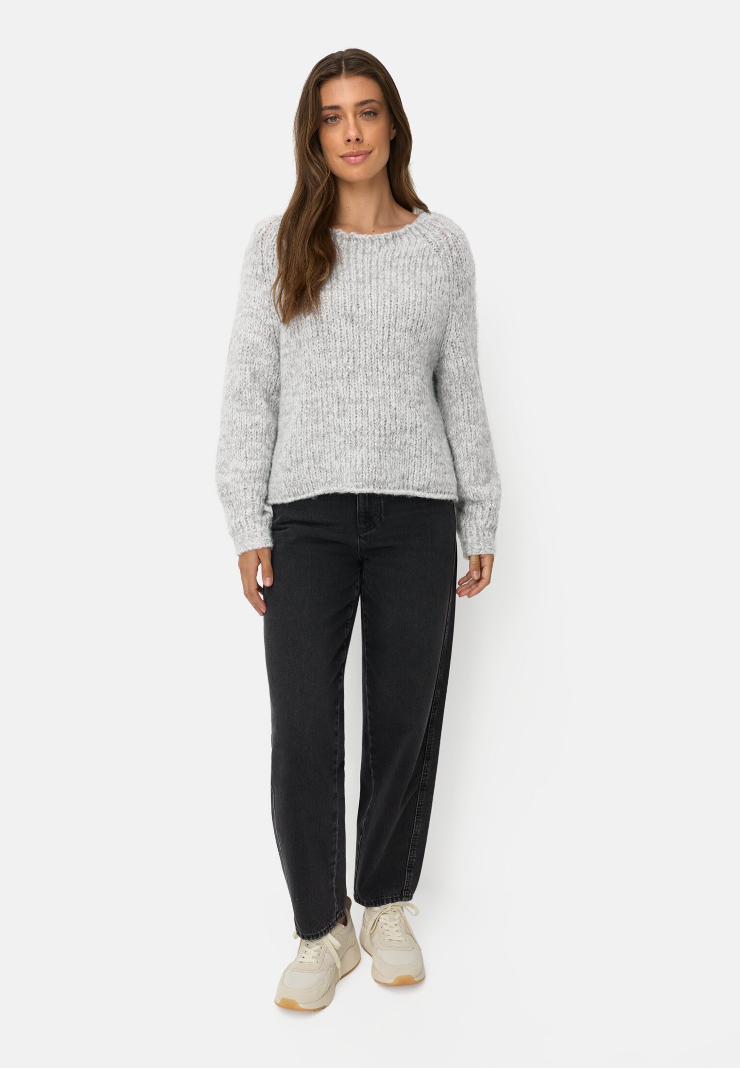 Damen Strickpullover mit weiten Ärmeln Grau getragen vorne Ganzkörper