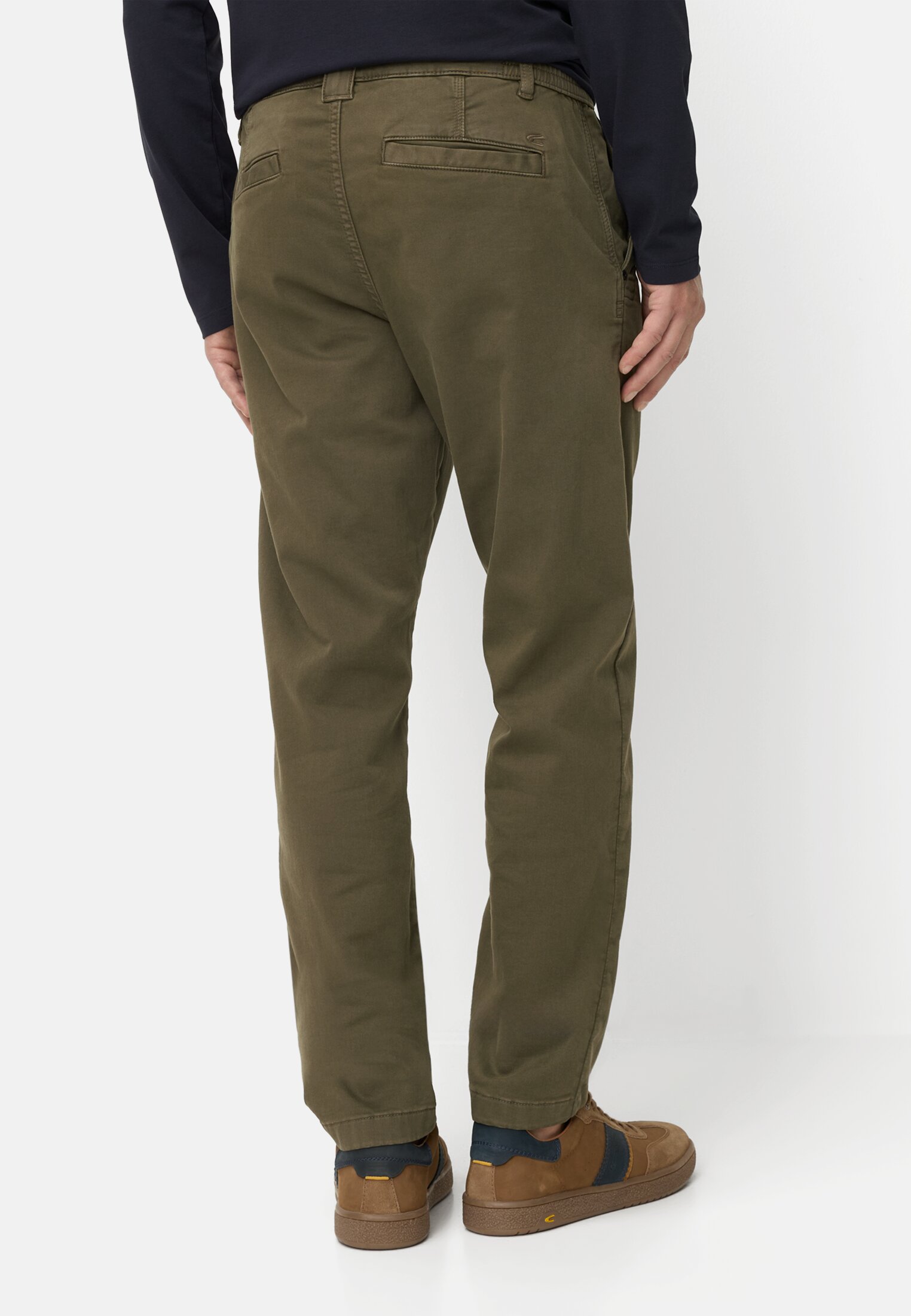 Heren fleXXXactive® Regular Fit Explorer Chino gedragen achter